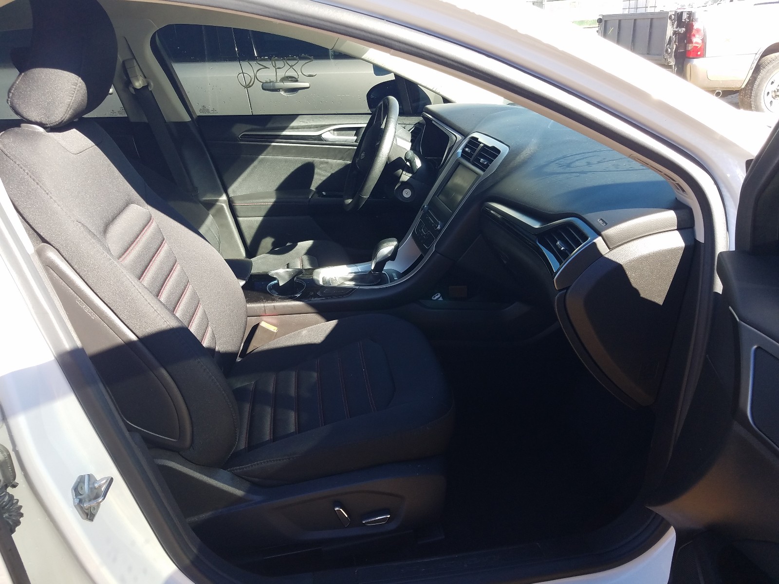 Photo 5 from auction – 2016 FORD FUSION SE with VIN 3FA6P0HD8GR364308