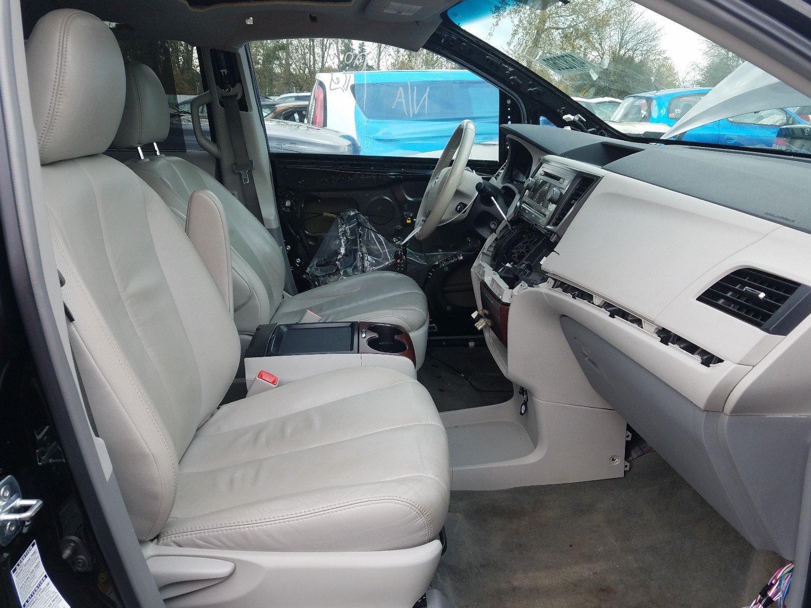 Photo 5 from auction – 2011 TOYOTA SIENNA XLE with VIN 5TDDK3DC3BS020406