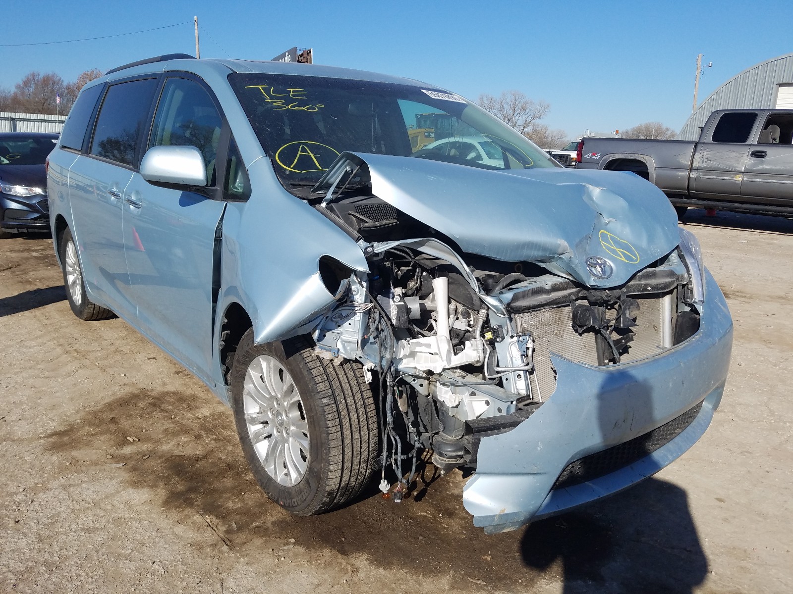 Photo 1 from auction – 2017 TOYOTA SIENNA XLE with VIN 5TDYZ3DC5HS843019