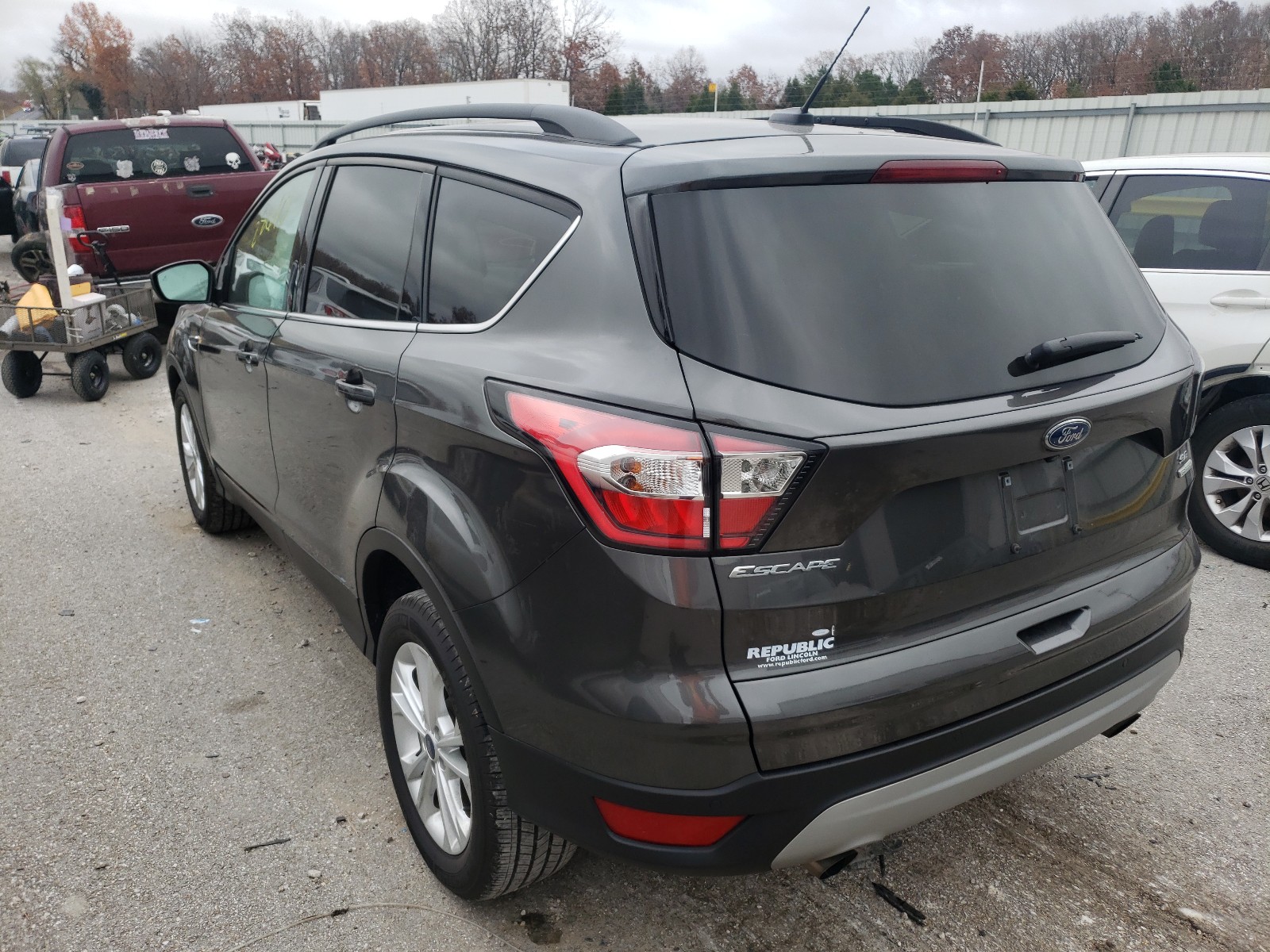 Photo 3 from auction – 2017 FORD ESCAPE SE with VIN 1FMCU0GD5HUD39105