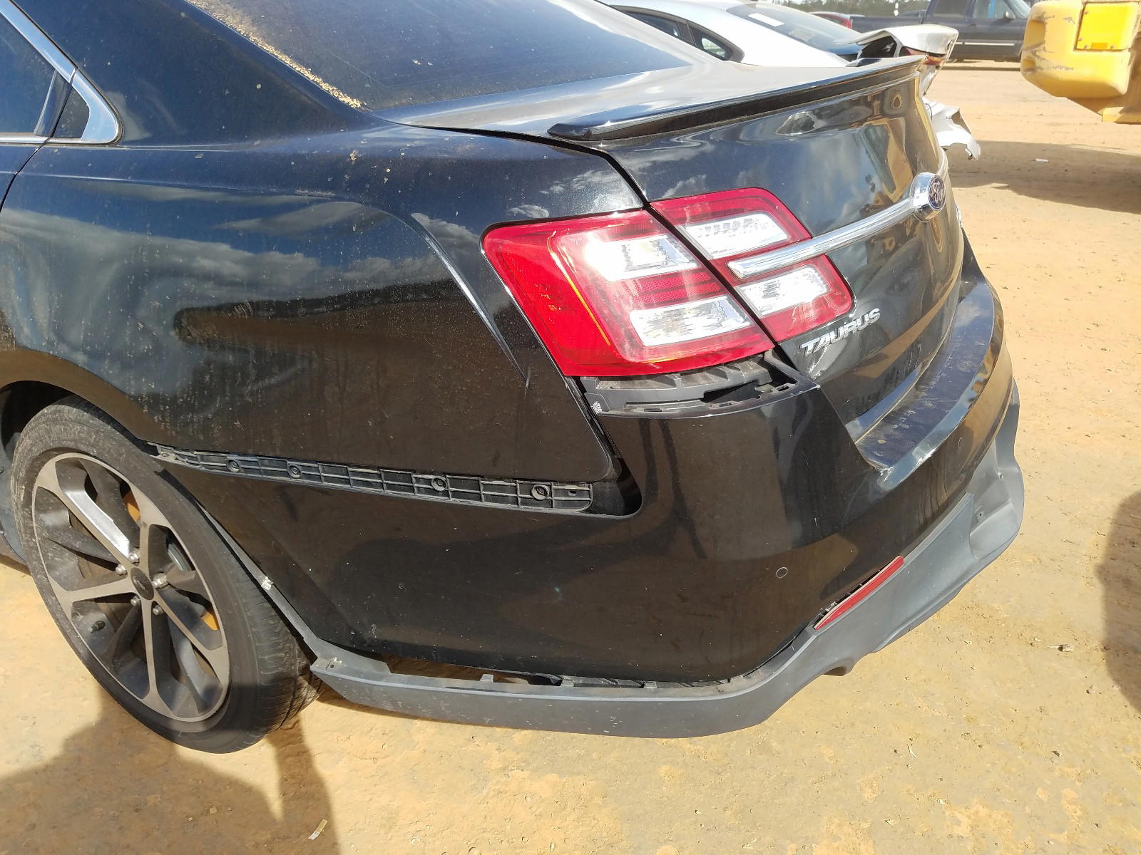 Photo 9 from auction – 2014 FORD TAURUS LIM with VIN 1FAHP2F8XEG184620