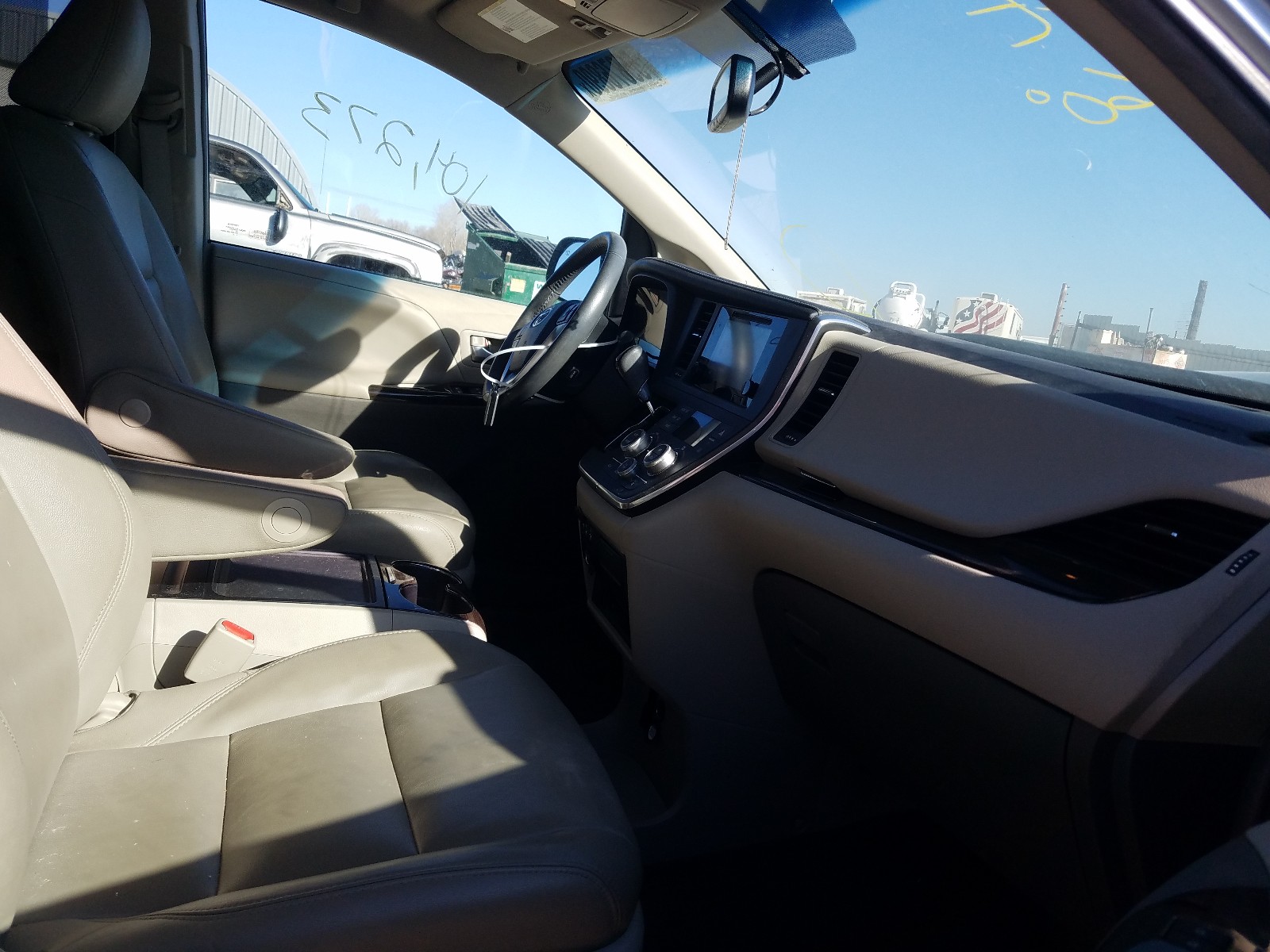 Photo 5 from auction – 2017 TOYOTA SIENNA XLE with VIN 5TDYZ3DC5HS843019