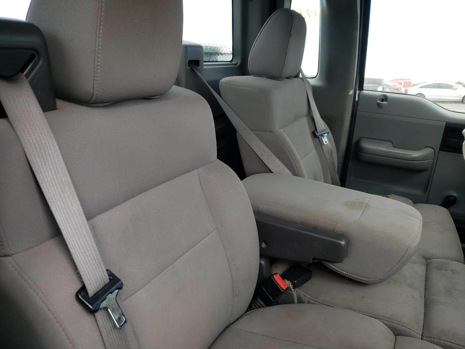 Photo 6 from auction – 2005 FORD F150 with VIN 1FTRF12W05NB97999