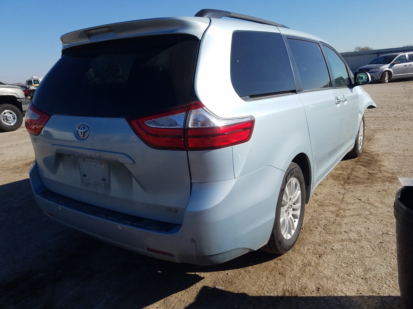 Photo 4 from auction – 2017 TOYOTA SIENNA XLE with VIN 5TDYZ3DC5HS843019