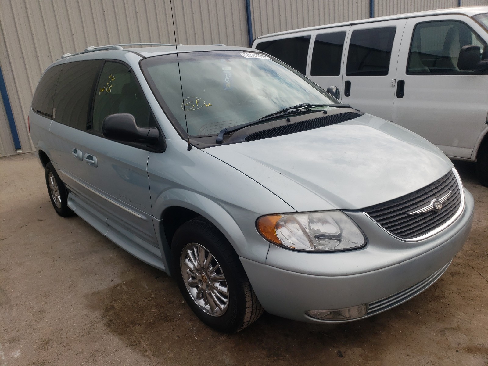 CHRYSLER TOWN & COU 2002 with VIN 2C8GP64L52R675206 - Photo from auction