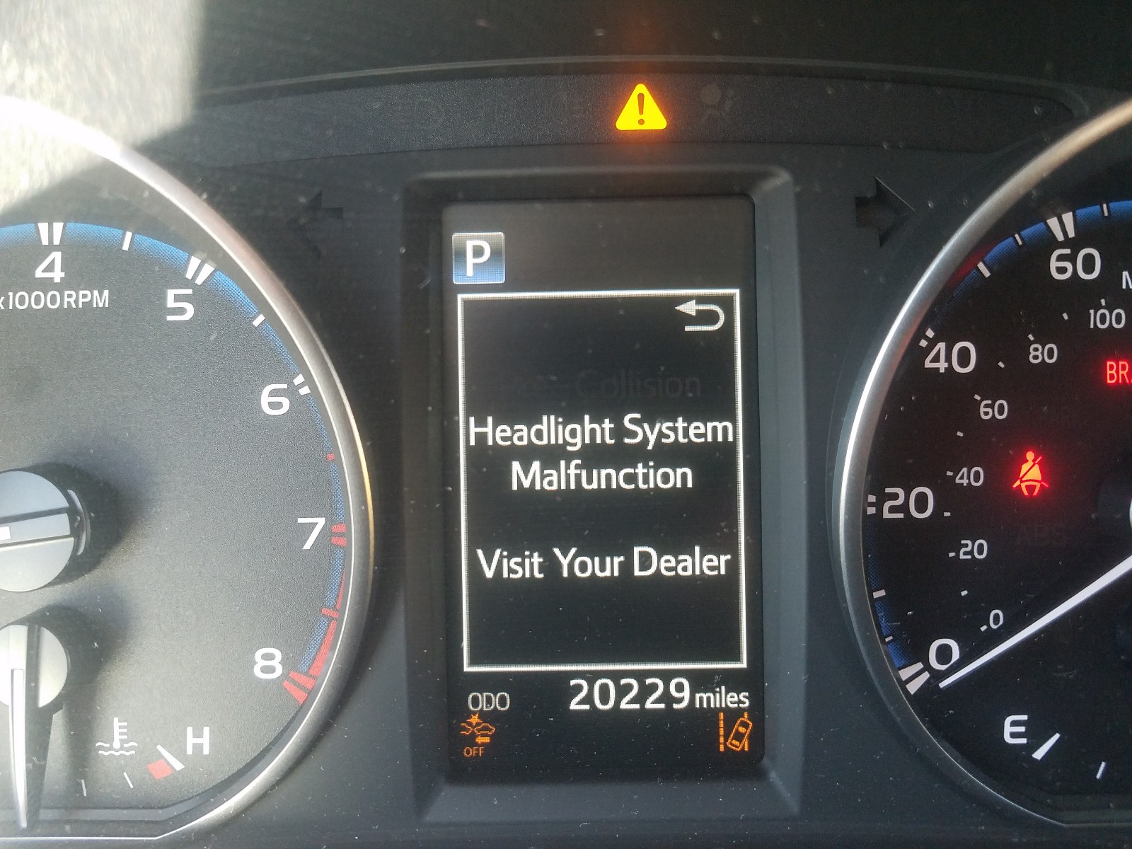Photo 8 from auction – 2018 TOYOTA RAV4 LE with VIN JTMZFREV0JJ735930