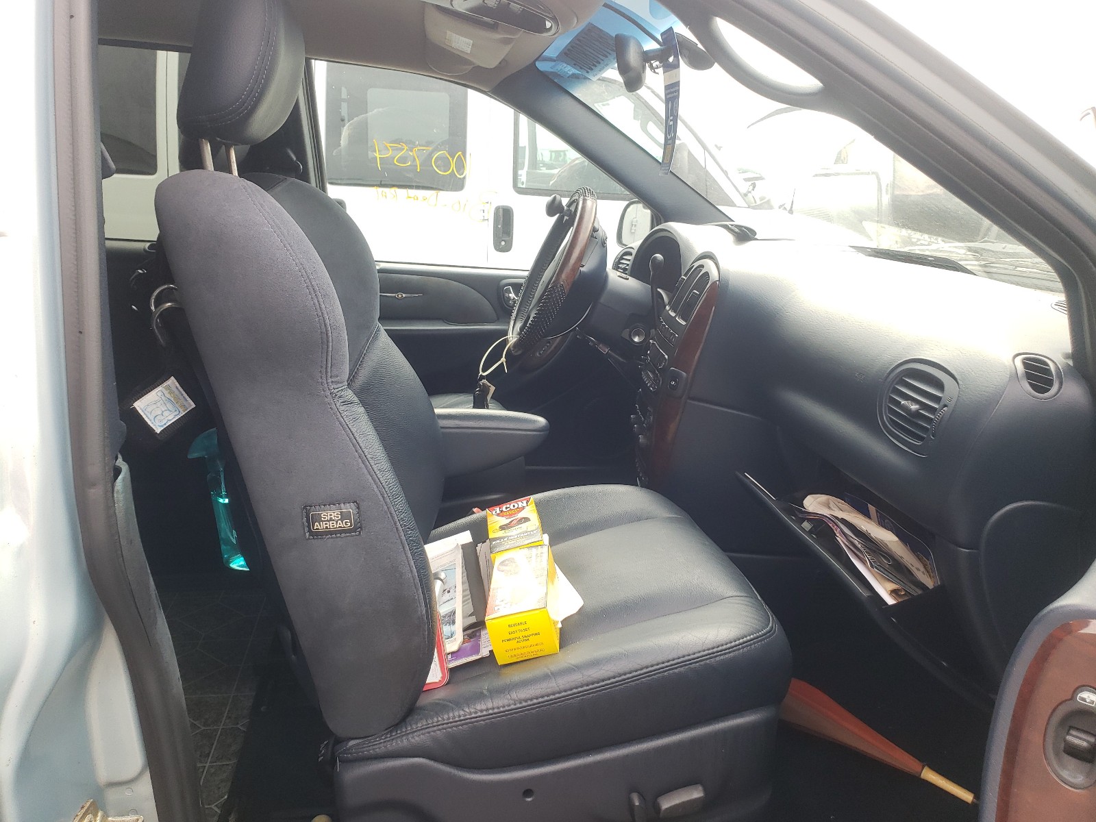 Photo 5 from auction – 2002 CHRYSLER TOWN & COU with VIN 2C8GP64L52R675206
