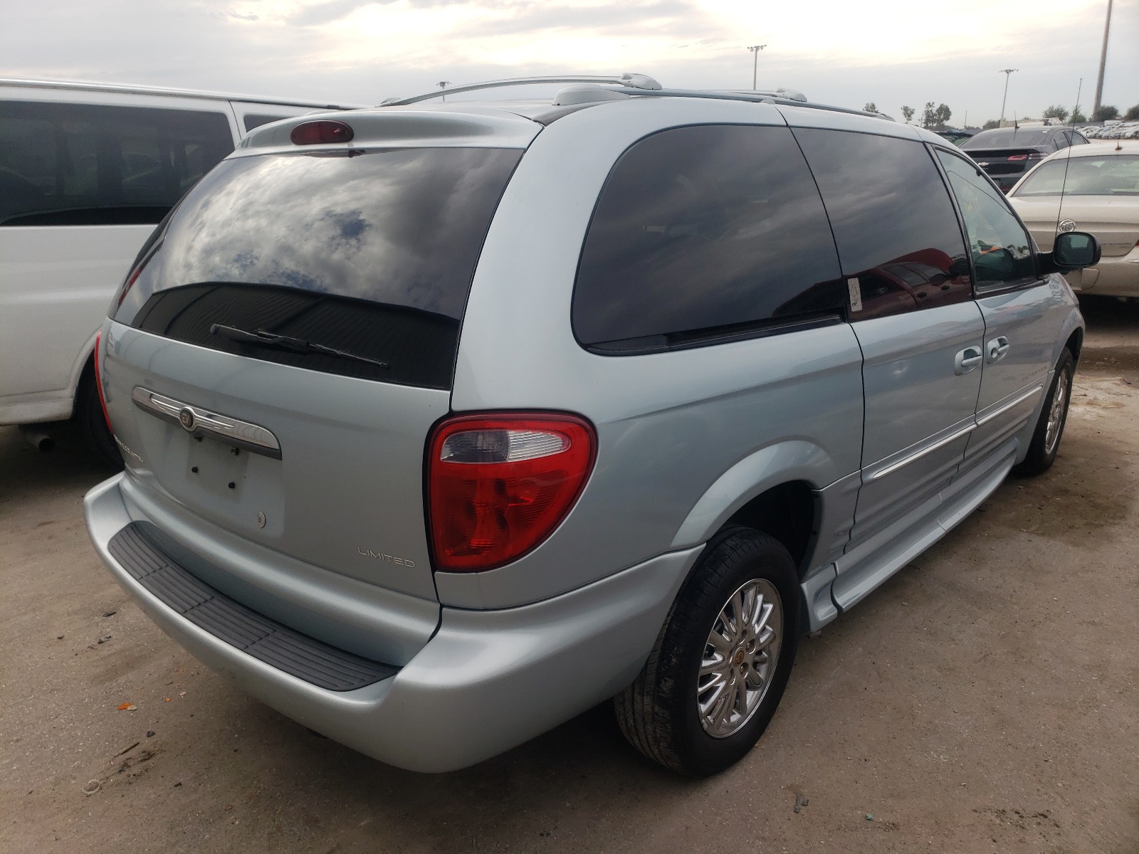 Photo 4 from auction – 2002 CHRYSLER TOWN & COU with VIN 2C8GP64L52R675206