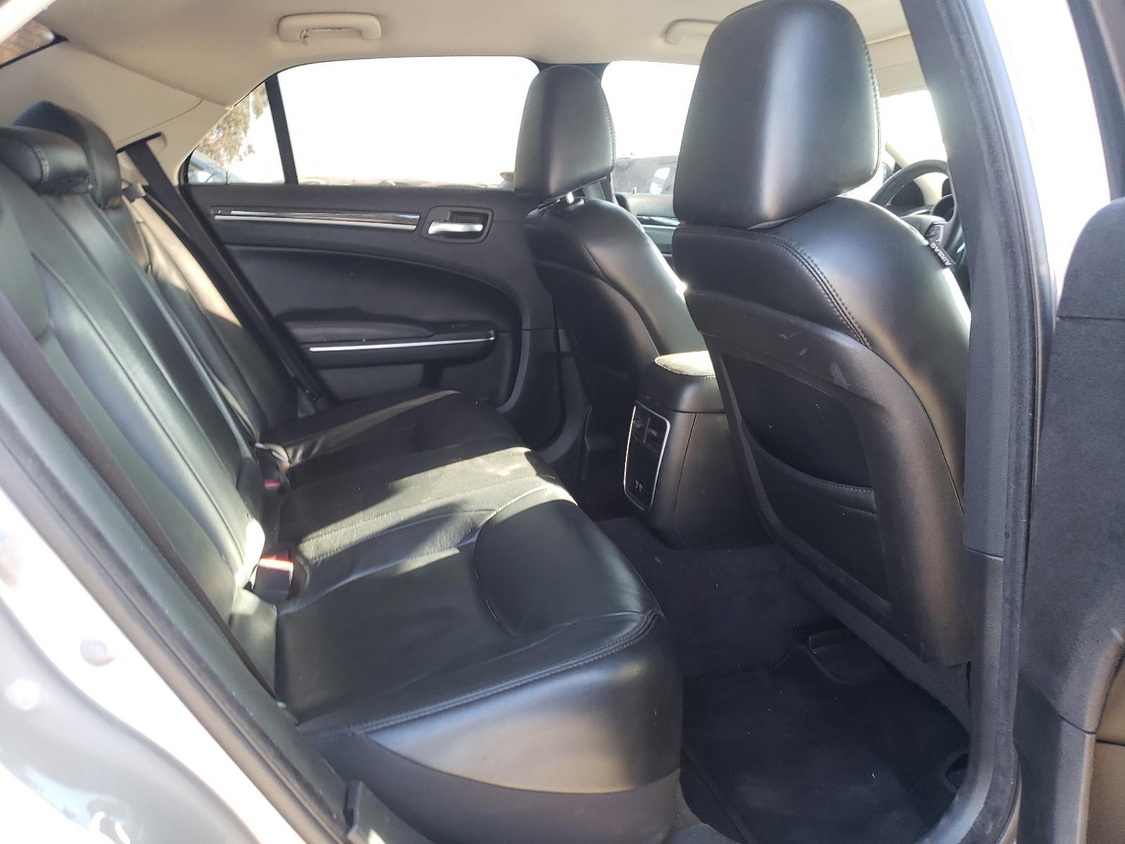 Photo 6 from auction – 2016 CHRYSLER 300 LIMITE with VIN 2C3CCAAG0GH243808