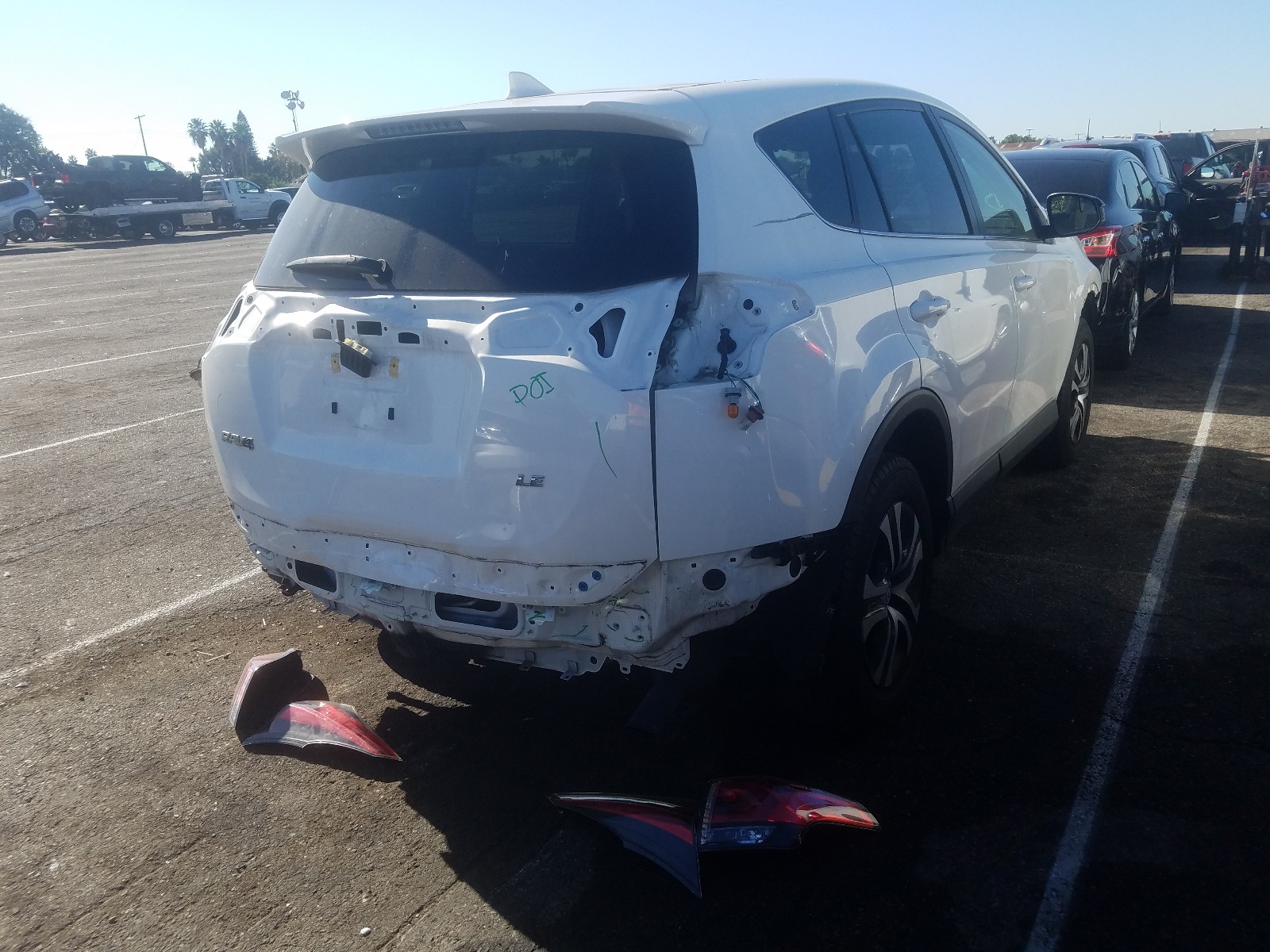 Photo 4 from auction – 2018 TOYOTA RAV4 LE with VIN JTMZFREV0JJ735930