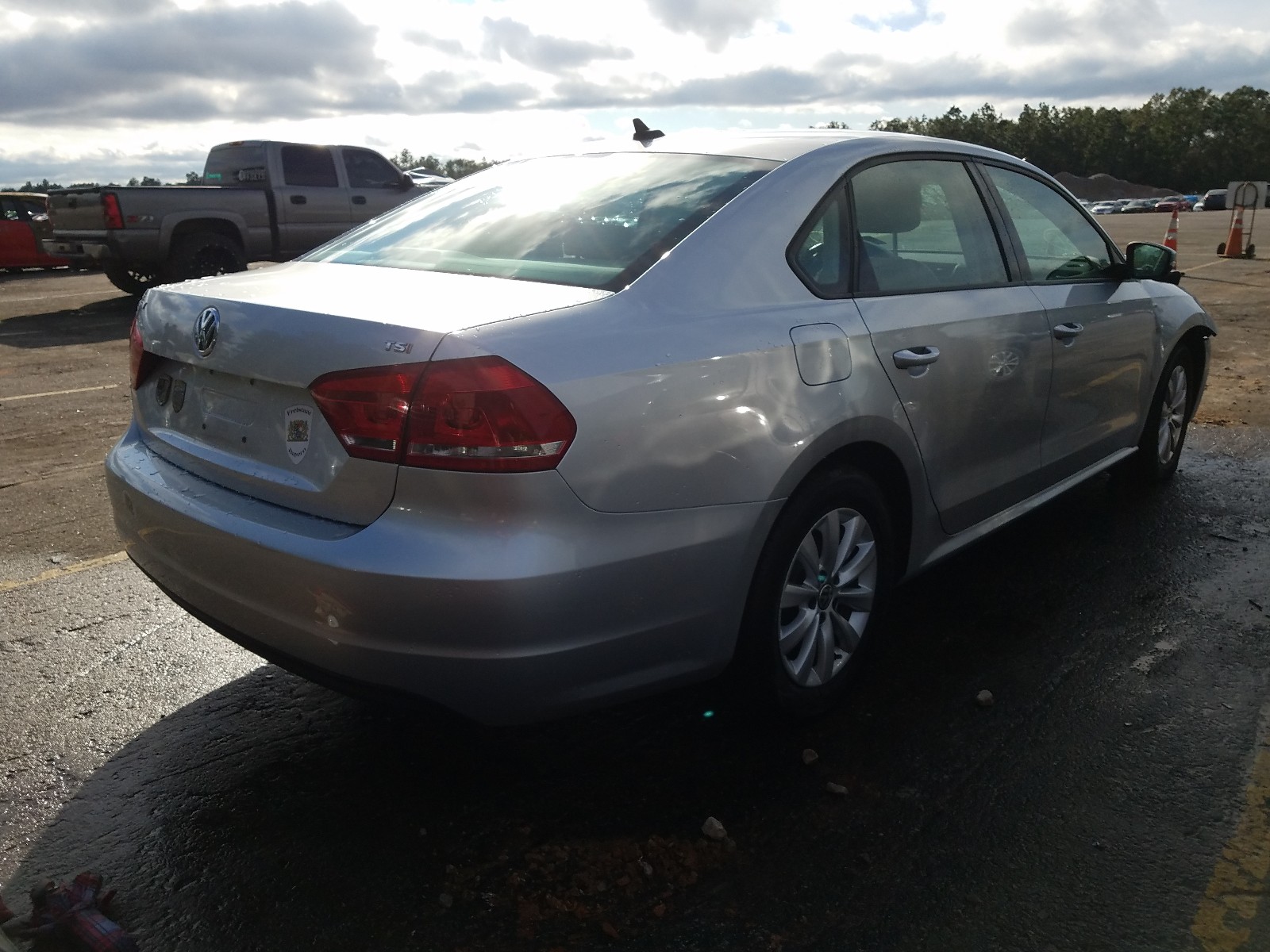 Photo 4 from auction – 2014 VOLKSWAGEN PASSAT S with VIN 1VWAS7A3XEC068275