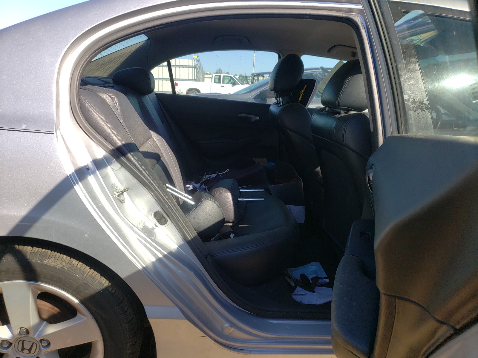 Photo 6 from auction – 2011 HONDA CIVIC LX-S with VIN 19XFA1F64BE027981