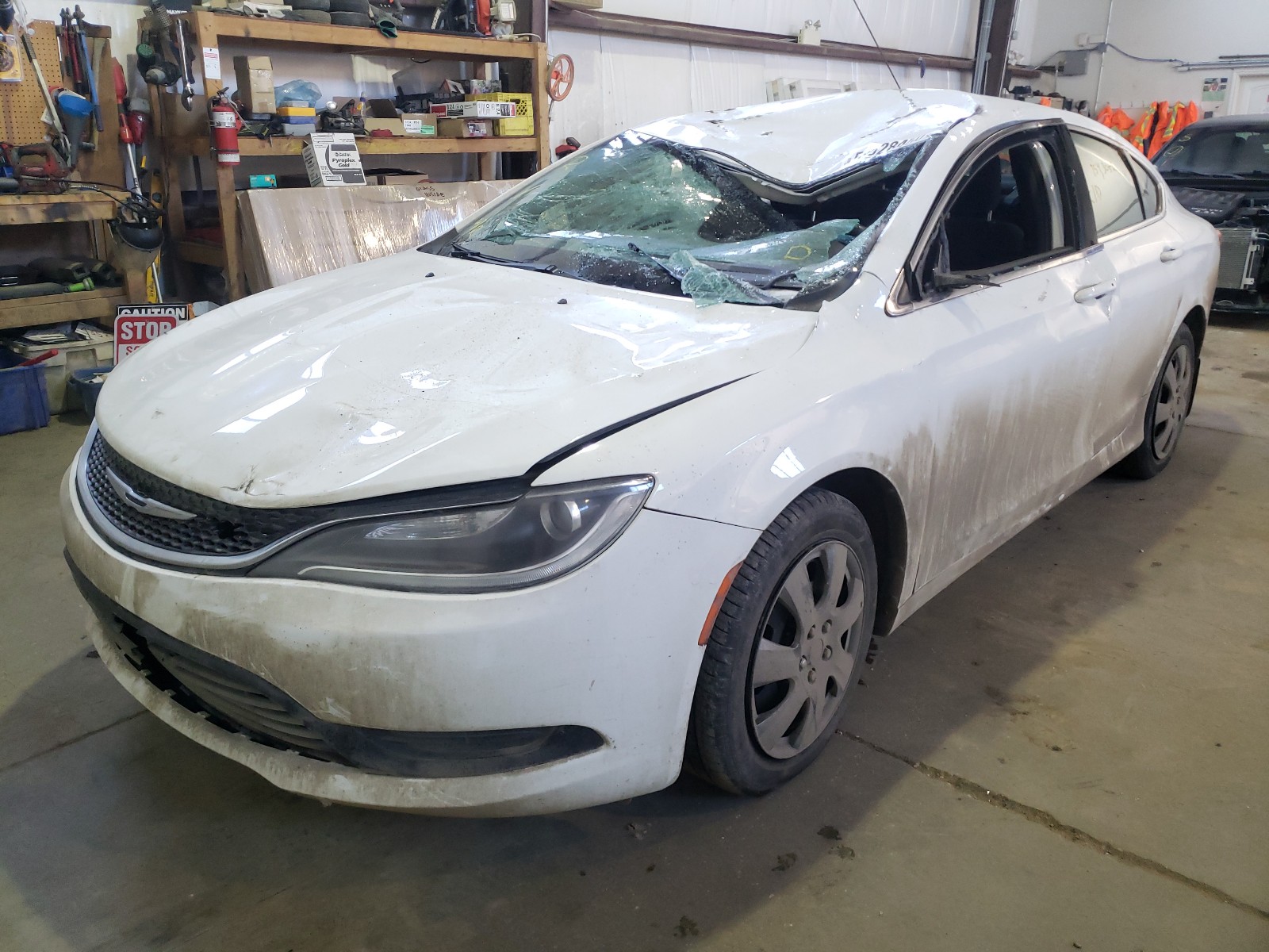 Фото 2 с аукциона – 2015 CHRYSLER 200 LX с VIN 1C3CCCFB9FN671469
