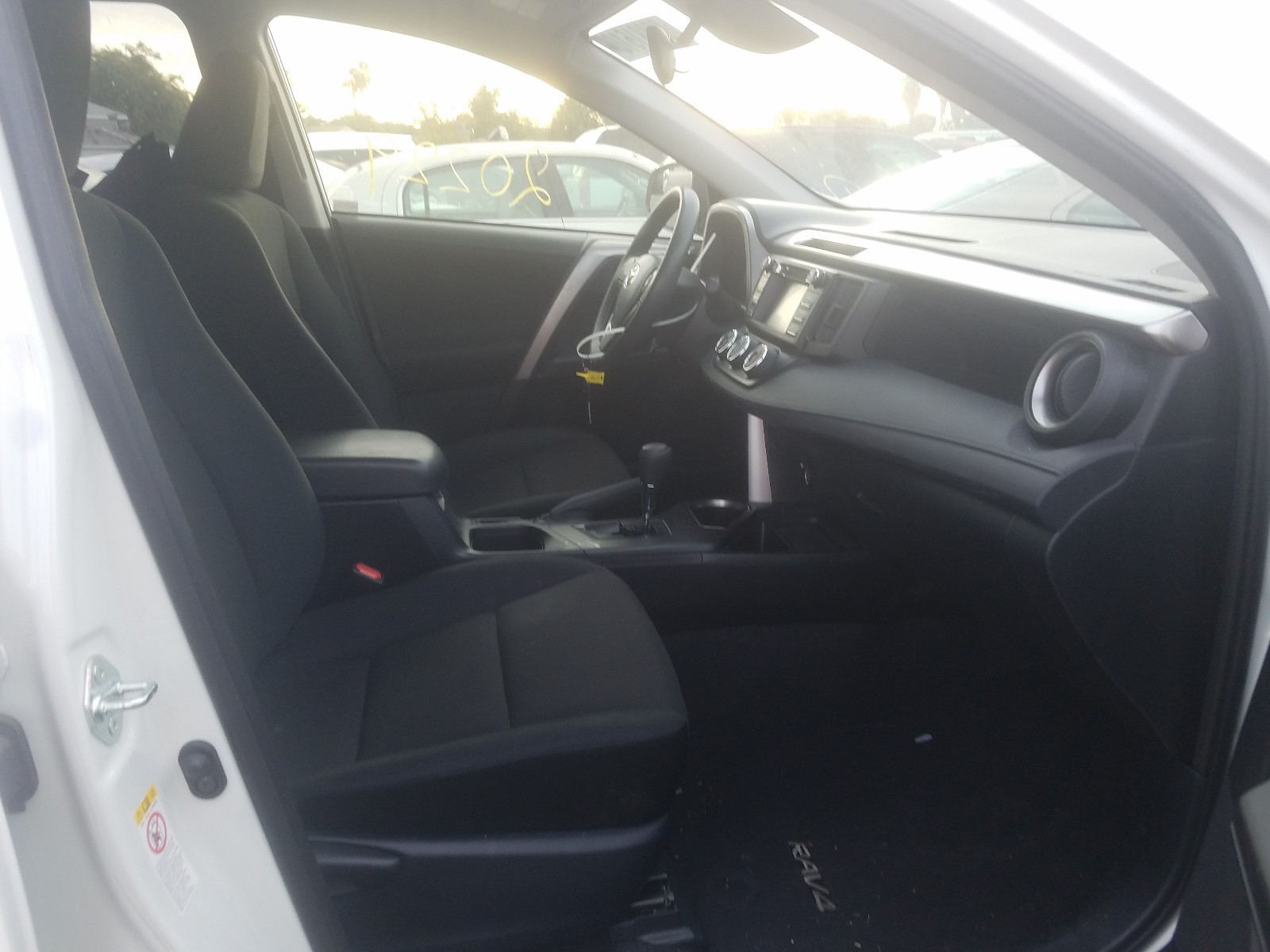 Photo 5 from auction – 2018 TOYOTA RAV4 LE with VIN JTMZFREV0JJ735930