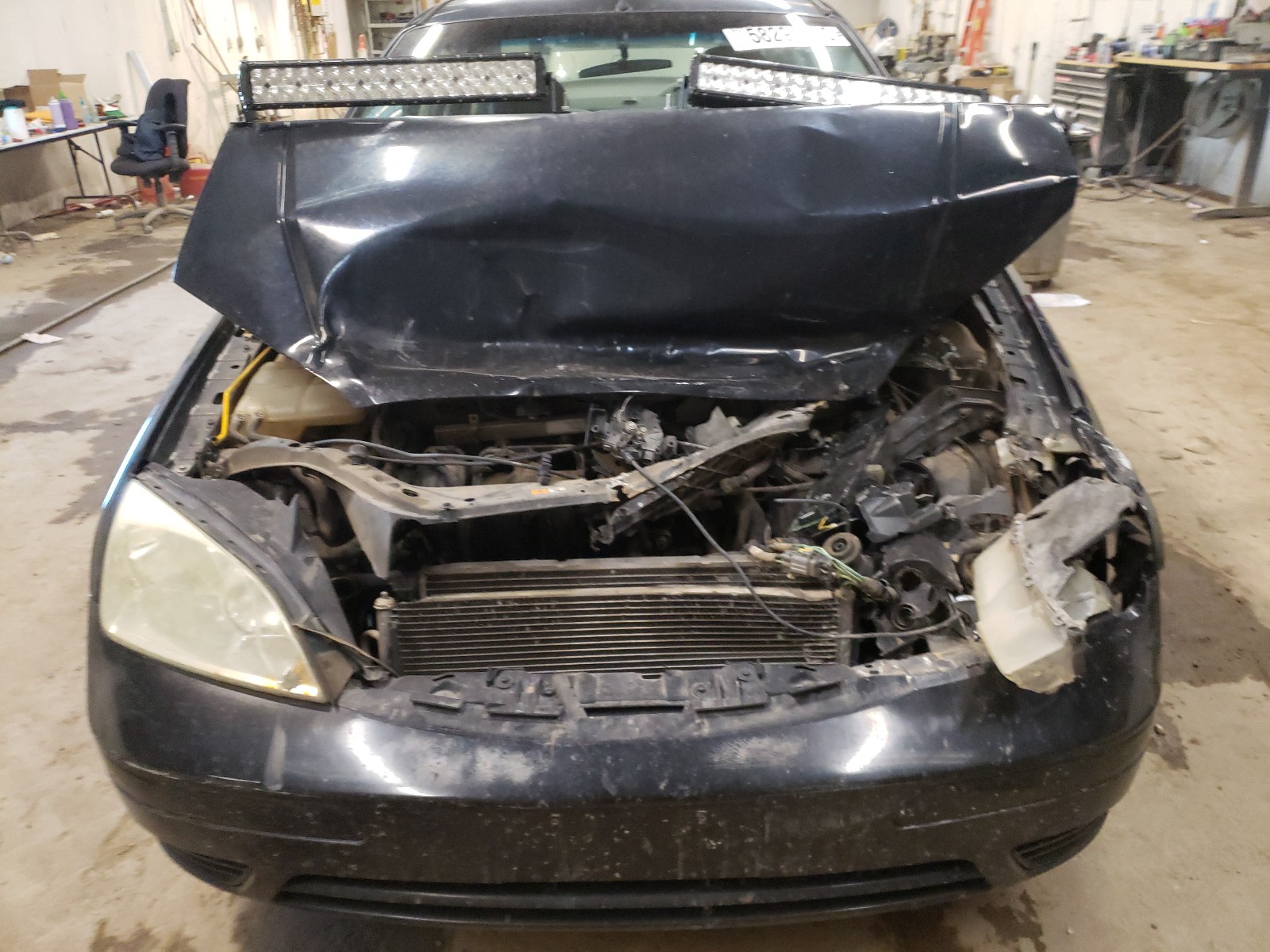 Photo 9 from auction – 2005 FORD FOCUS ZX4 with VIN 1FAFP34N95W177556