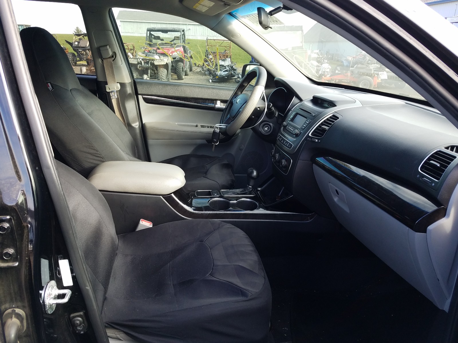 Photo 5 from auction – 2014 KIA SORENTO LX with VIN 5XYKT3A66EG533864