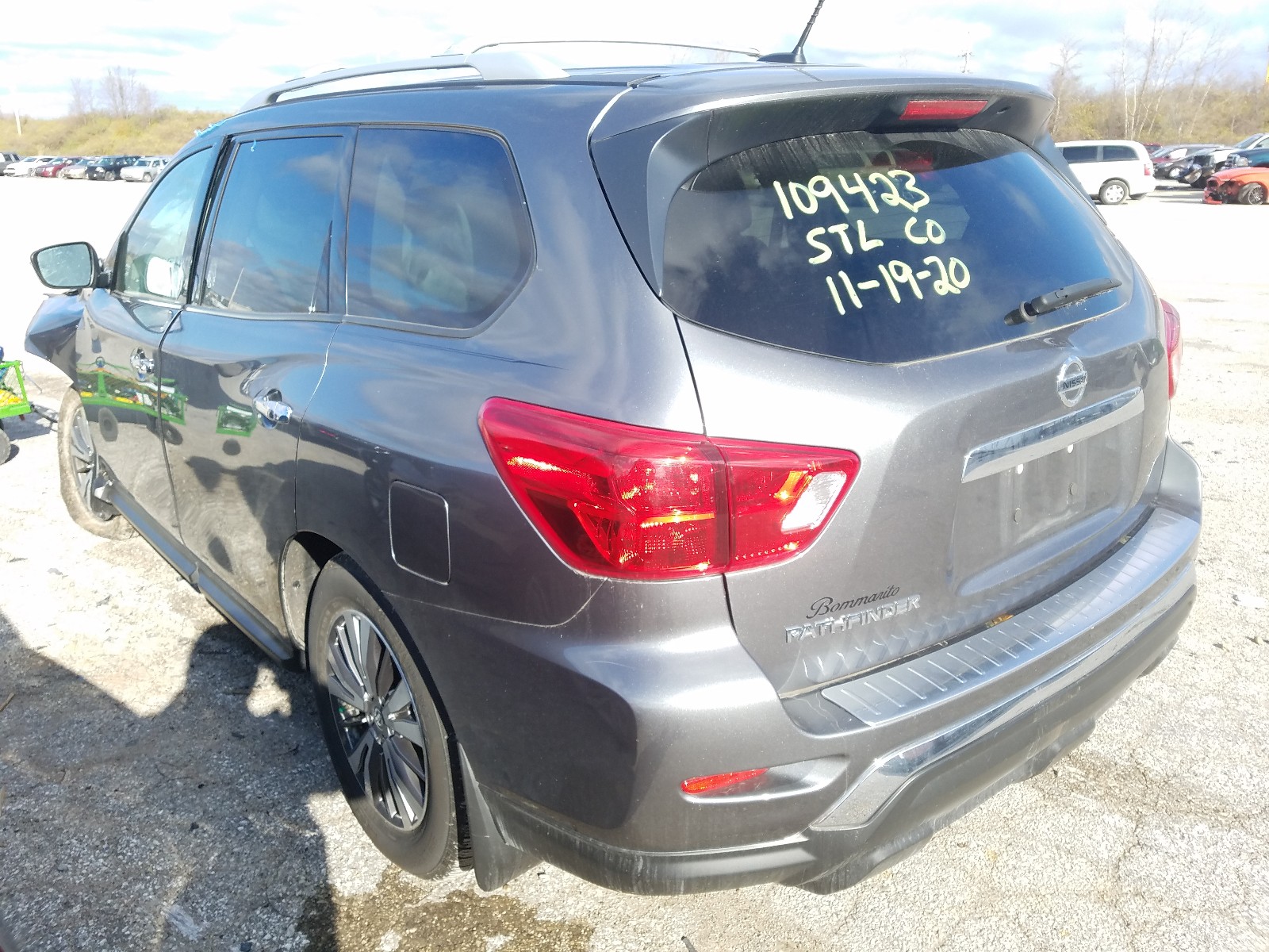 Photo 3 from auction – 2018 NISSAN PATHFINDER with VIN 5N1DR2MN4JC607958