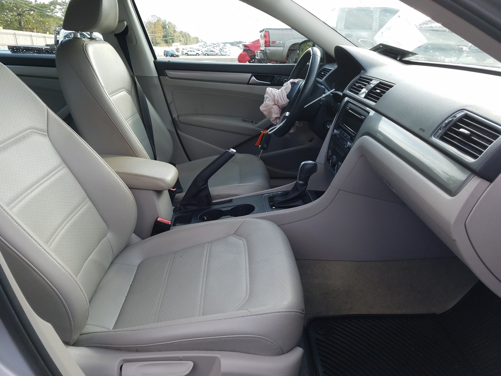 Photo 5 from auction – 2014 VOLKSWAGEN PASSAT S with VIN 1VWAS7A3XEC068275