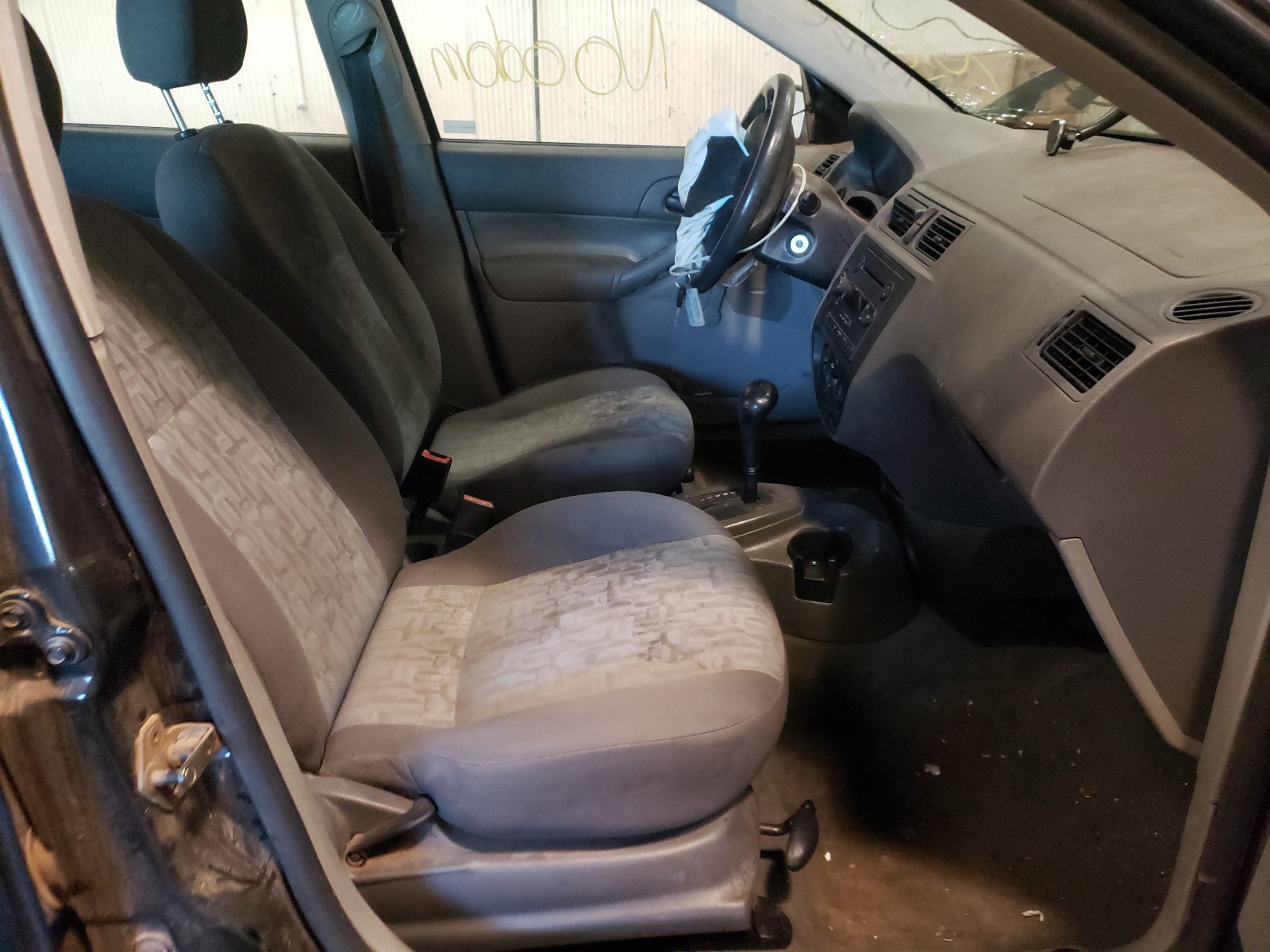 Photo 5 from auction – 2005 FORD FOCUS ZX4 with VIN 1FAFP34N95W177556