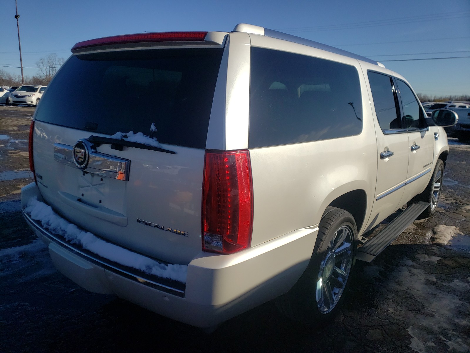 Photo 4 from auction – 2010 CADILLAC ESCALADE with VIN 1GYUKKEF4AR266617