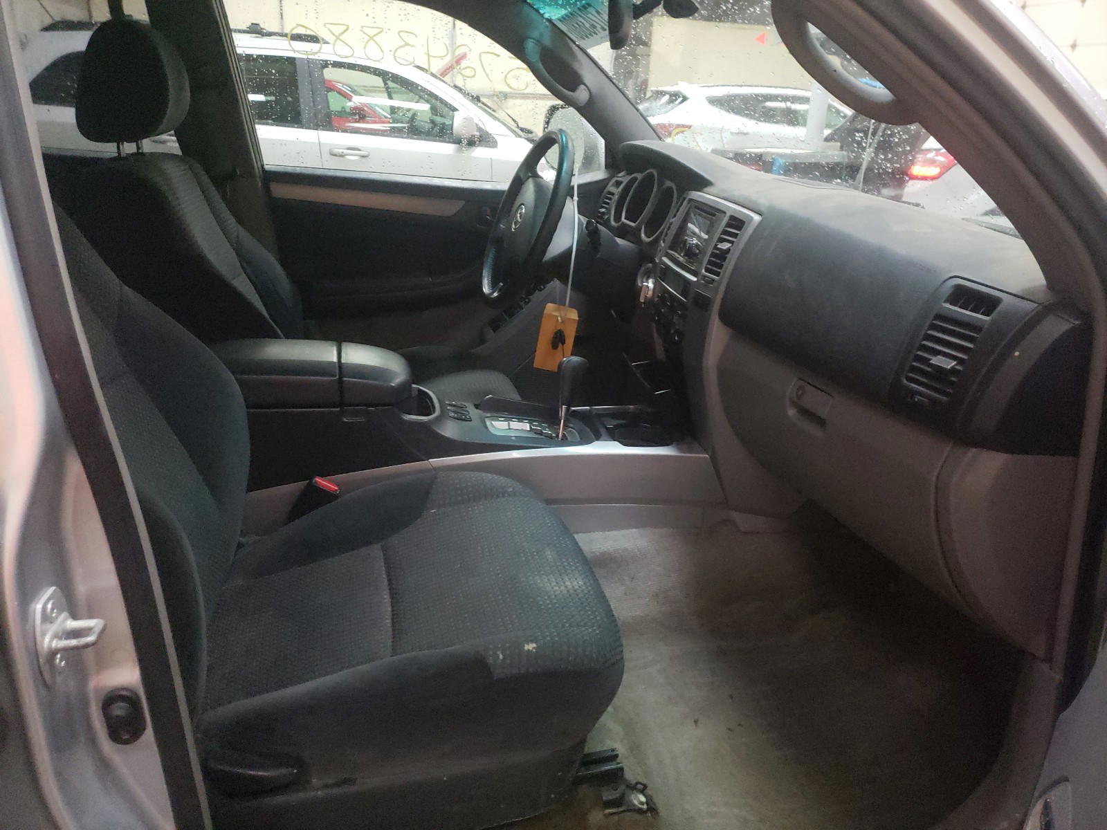 Photo 5 from auction – 2004 TOYOTA 4RUNNER SR with VIN JTEBU14R748011740