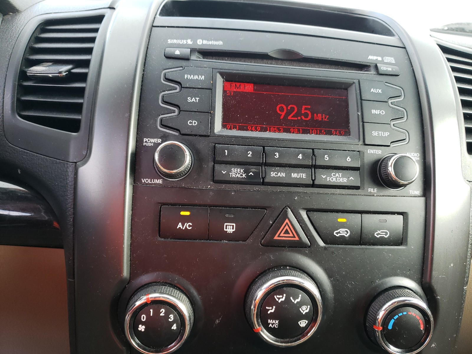 Photo 9 from auction – 2013 KIA SORENTO LX with VIN 5XYKT3A15DG419969