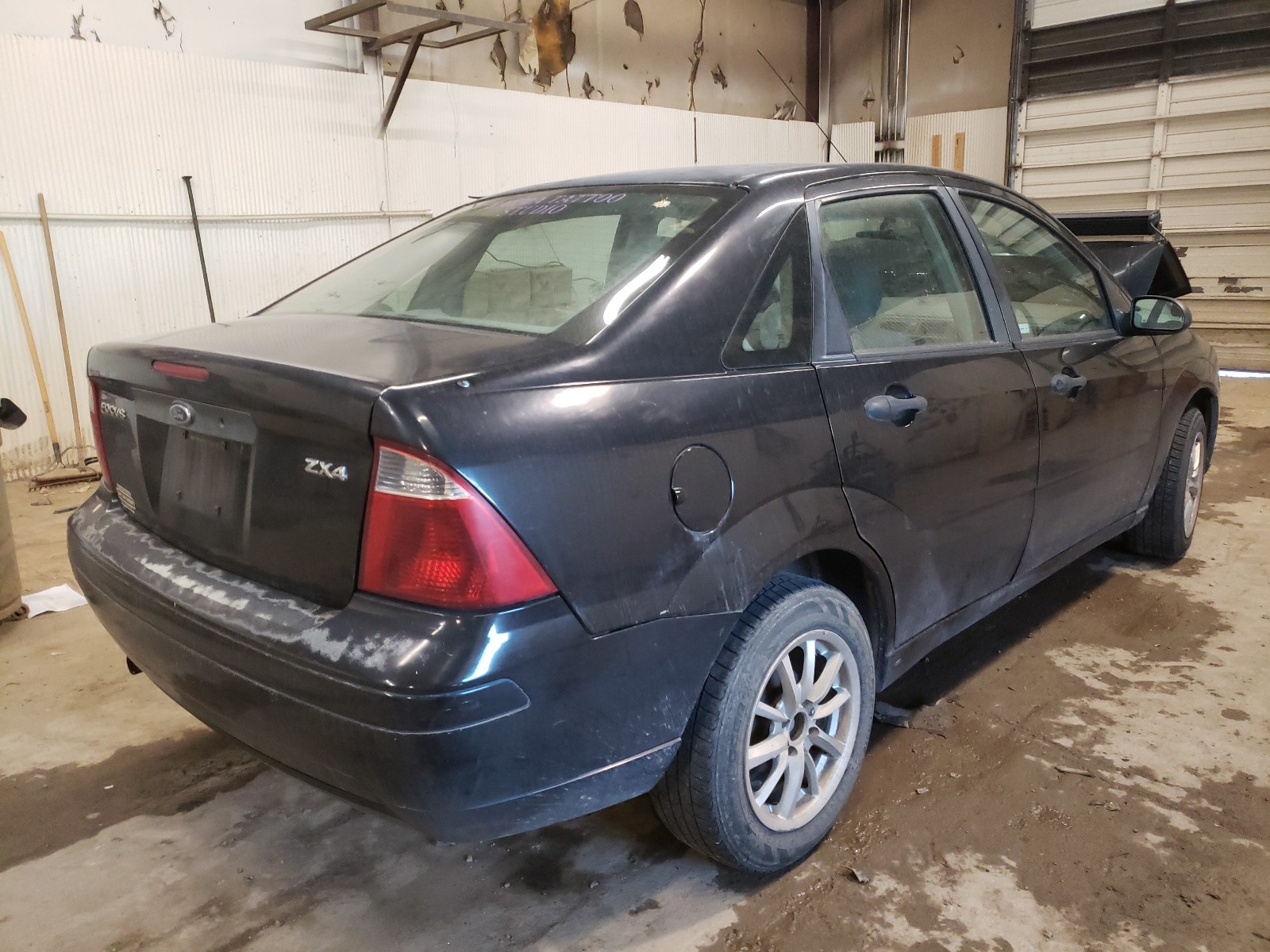 Photo 4 from auction – 2005 FORD FOCUS ZX4 with VIN 1FAFP34N95W177556