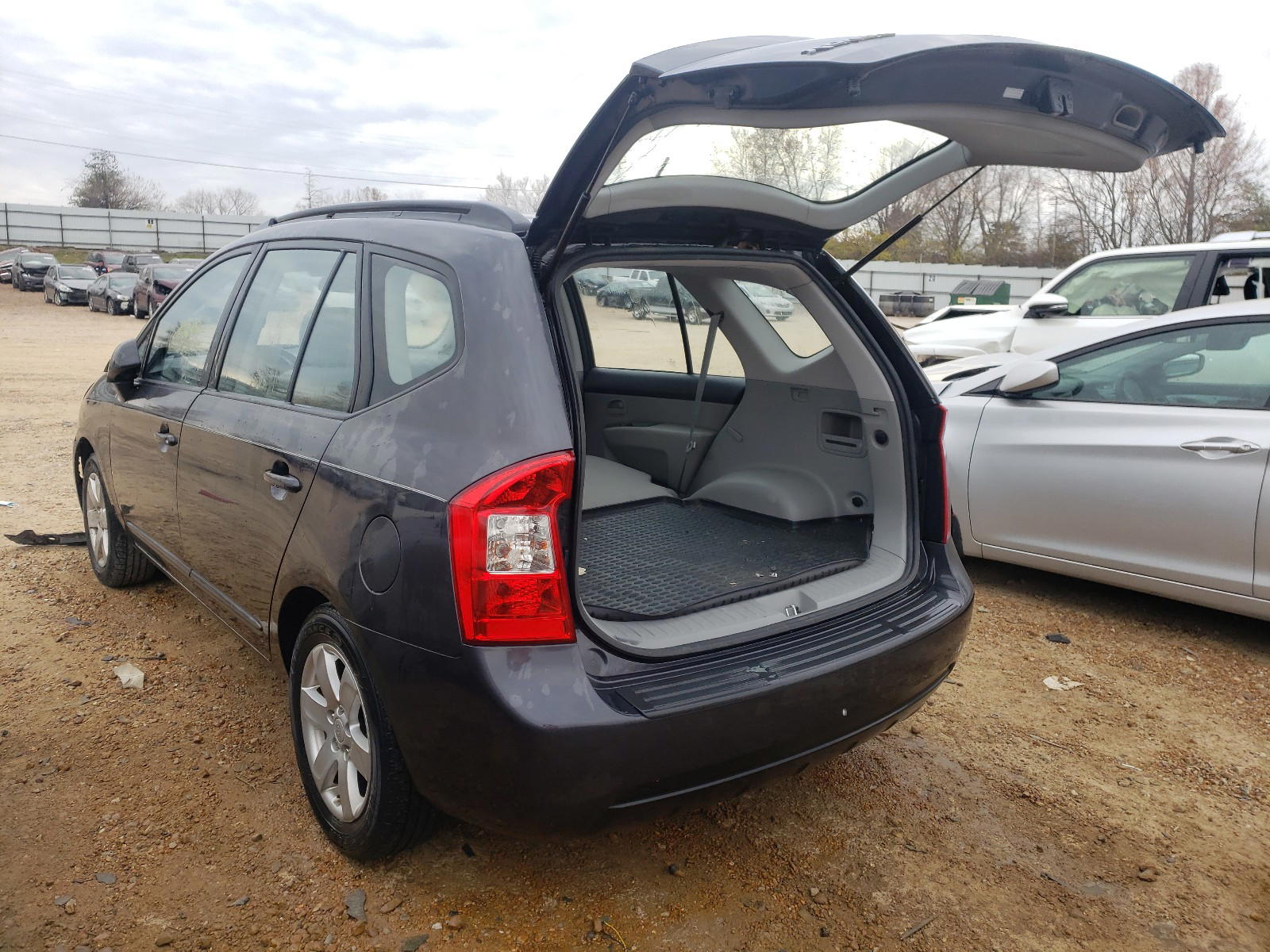 Photo 3 from auction – 2008 KIA RONDO BASE with VIN KNAFG525587201856