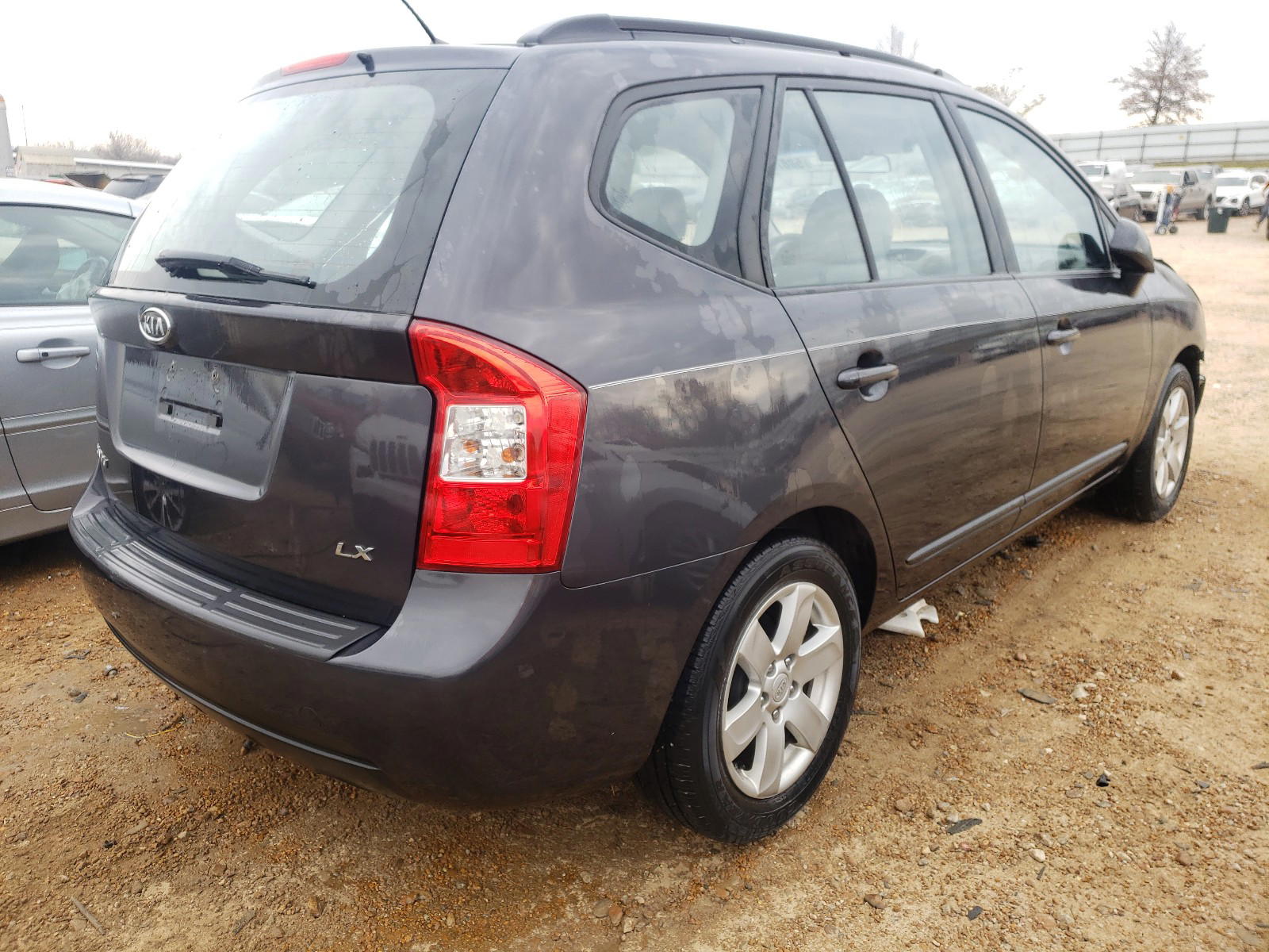 Photo 4 from auction – 2008 KIA RONDO BASE with VIN KNAFG525587201856
