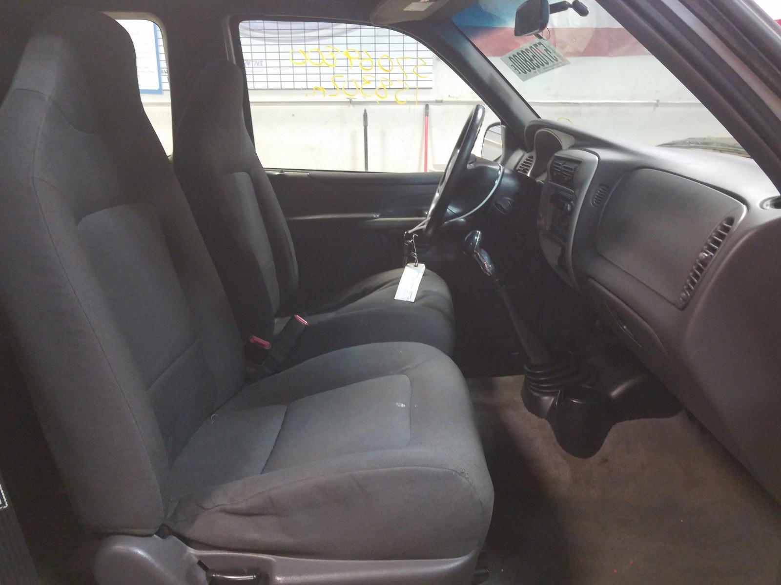 Photo 5 from auction – 2001 FORD EXPLORER with VIN 1FMYU60E11UC62170