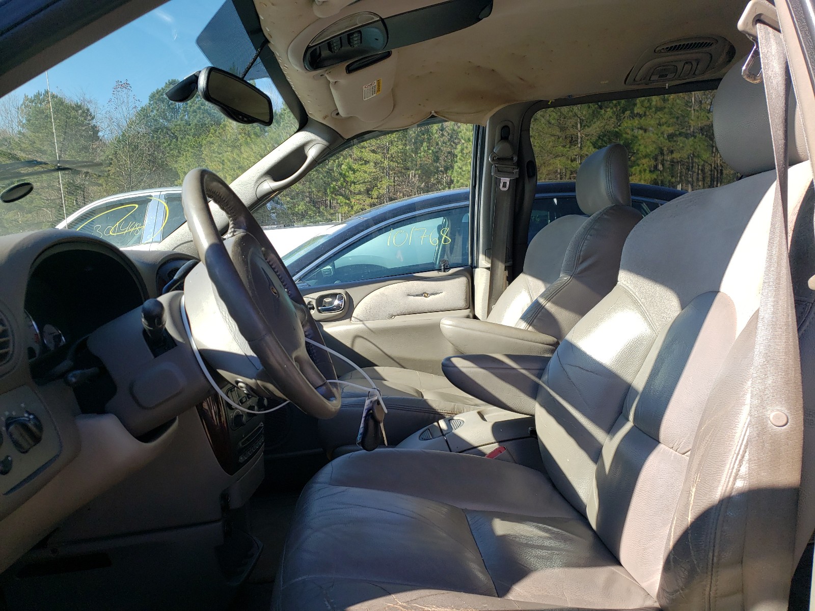 Photo 5 from auction – 2003 CHRYSLER TOWN & COU with VIN 2C8GP64L83R108098