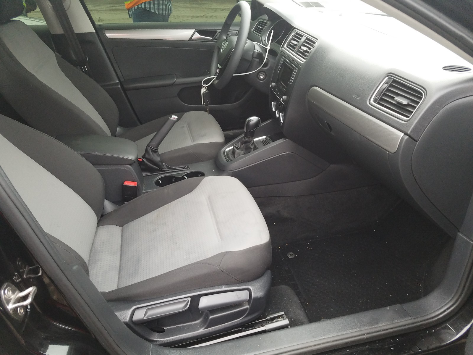 Photo 5 from auction – 2017 VOLKSWAGEN JETTA S with VIN 3VW2B7AJ0HM393037