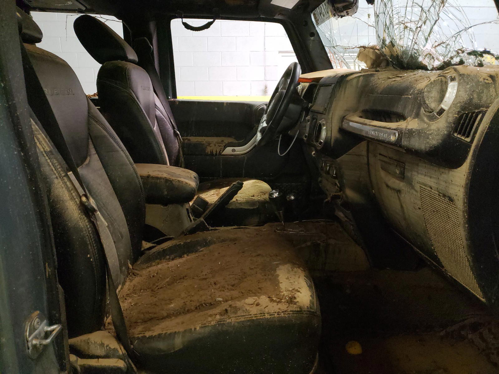 Photo 5 from auction – 2015 JEEP WRANGLER U with VIN 1C4BJWFG2FL714619