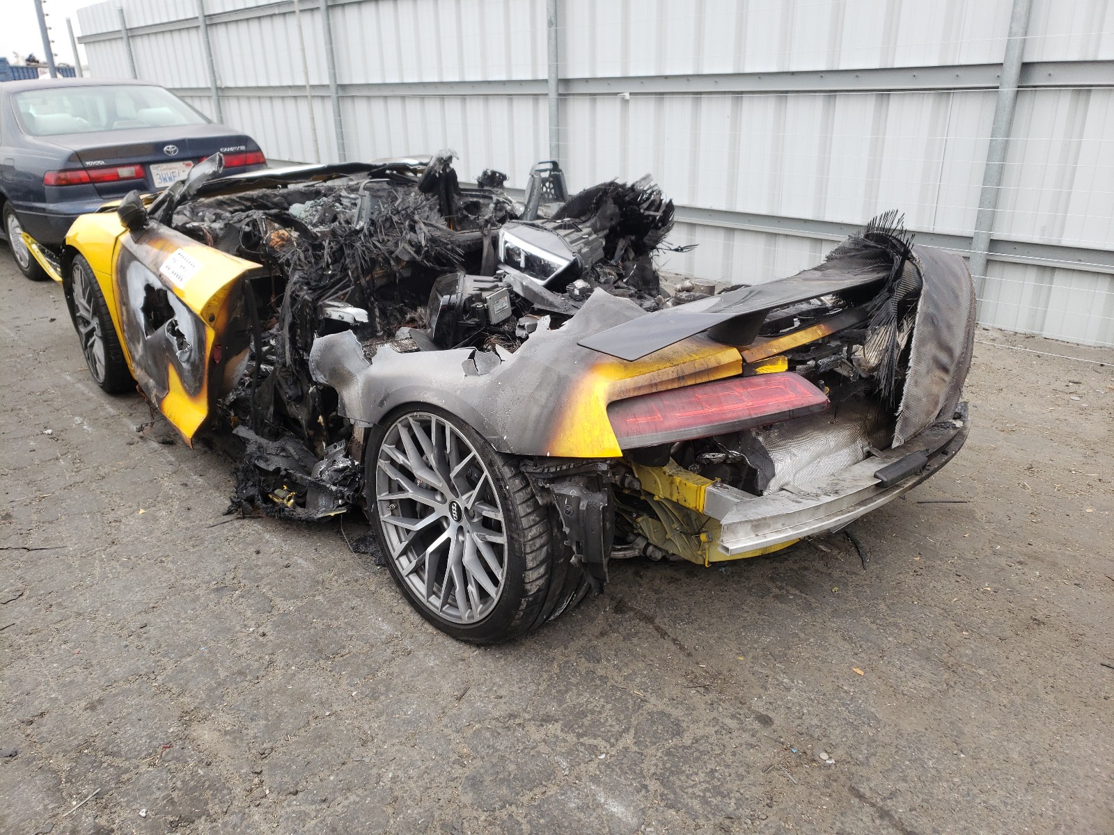 Photo 3 from auction – 2017 AUDI R8 5.2 PLU with VIN WUAKBAFX1H7902403