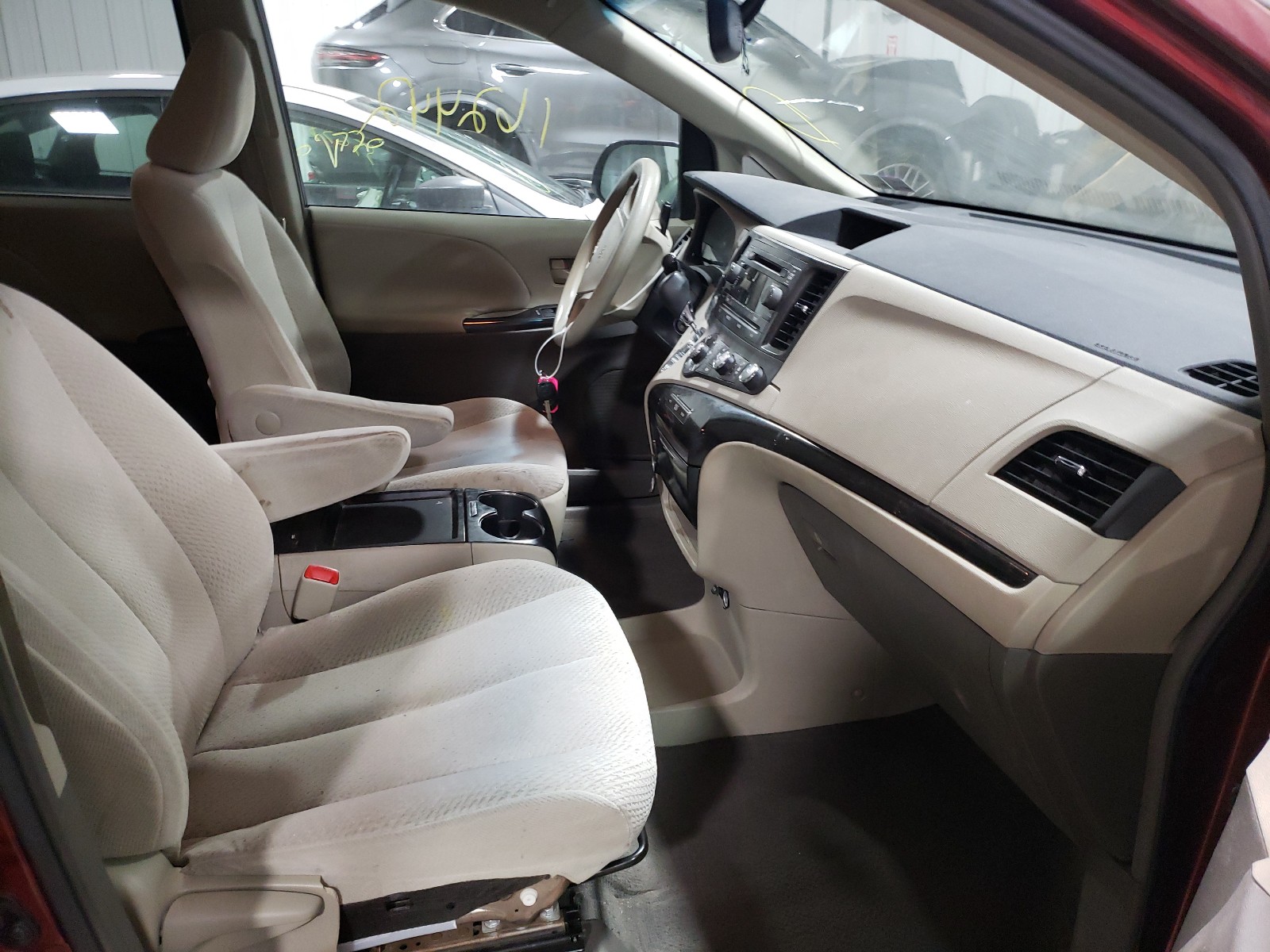 Photo 5 from auction – 2011 TOYOTA SIENNA LE with VIN 5TDKK3DC1BS053525