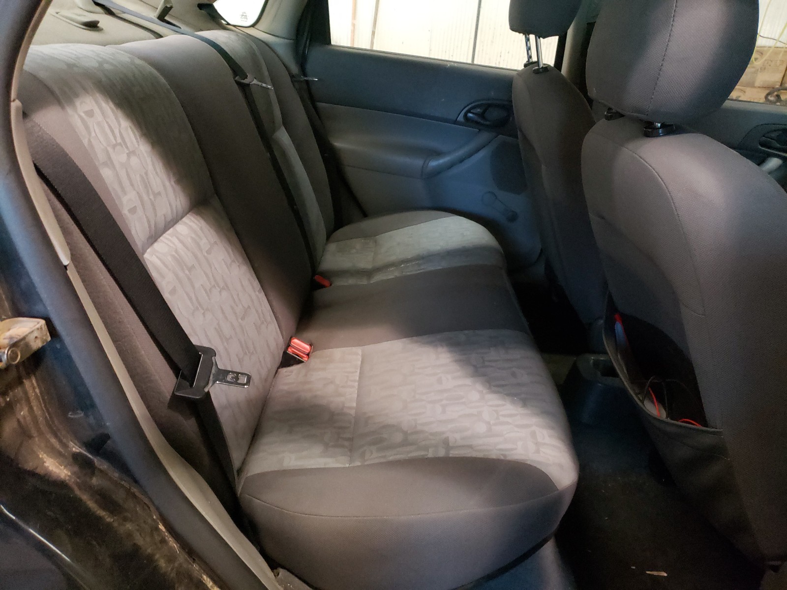 Photo 6 from auction – 2005 FORD FOCUS ZX4 with VIN 1FAFP34N95W177556