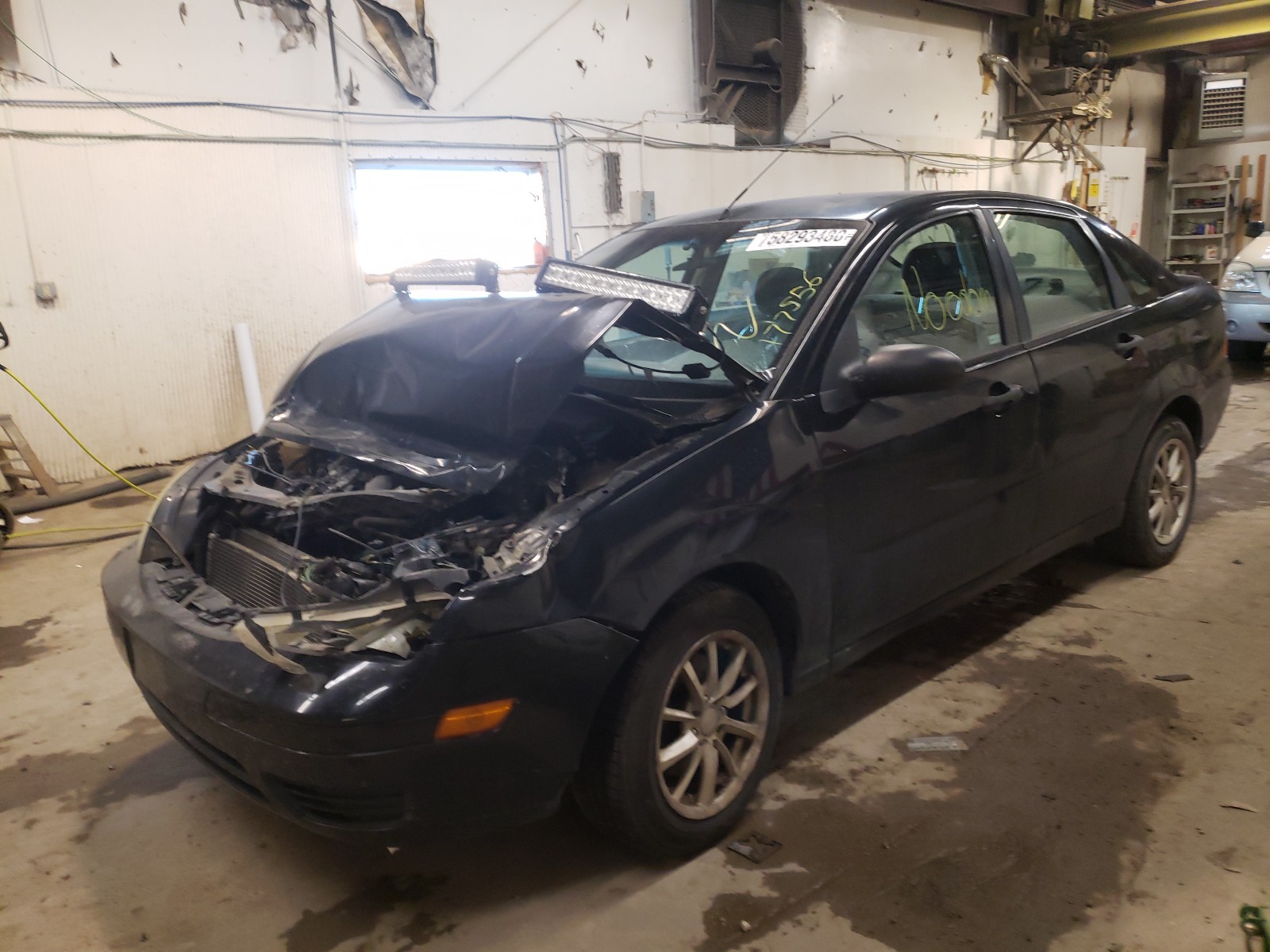 Photo 2 from auction – 2005 FORD FOCUS ZX4 with VIN 1FAFP34N95W177556