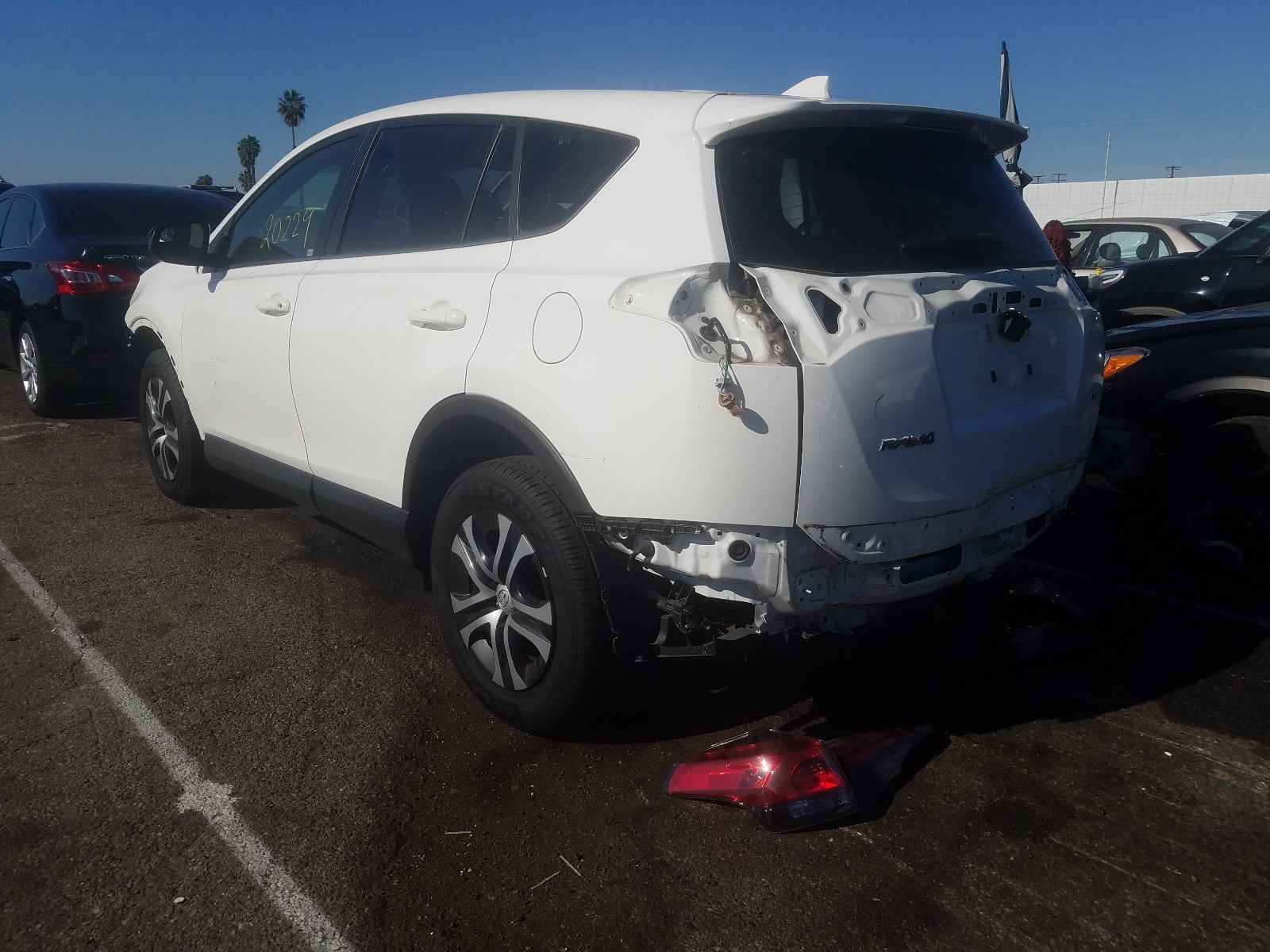 Photo 3 from auction – 2018 TOYOTA RAV4 LE with VIN JTMZFREV0JJ735930