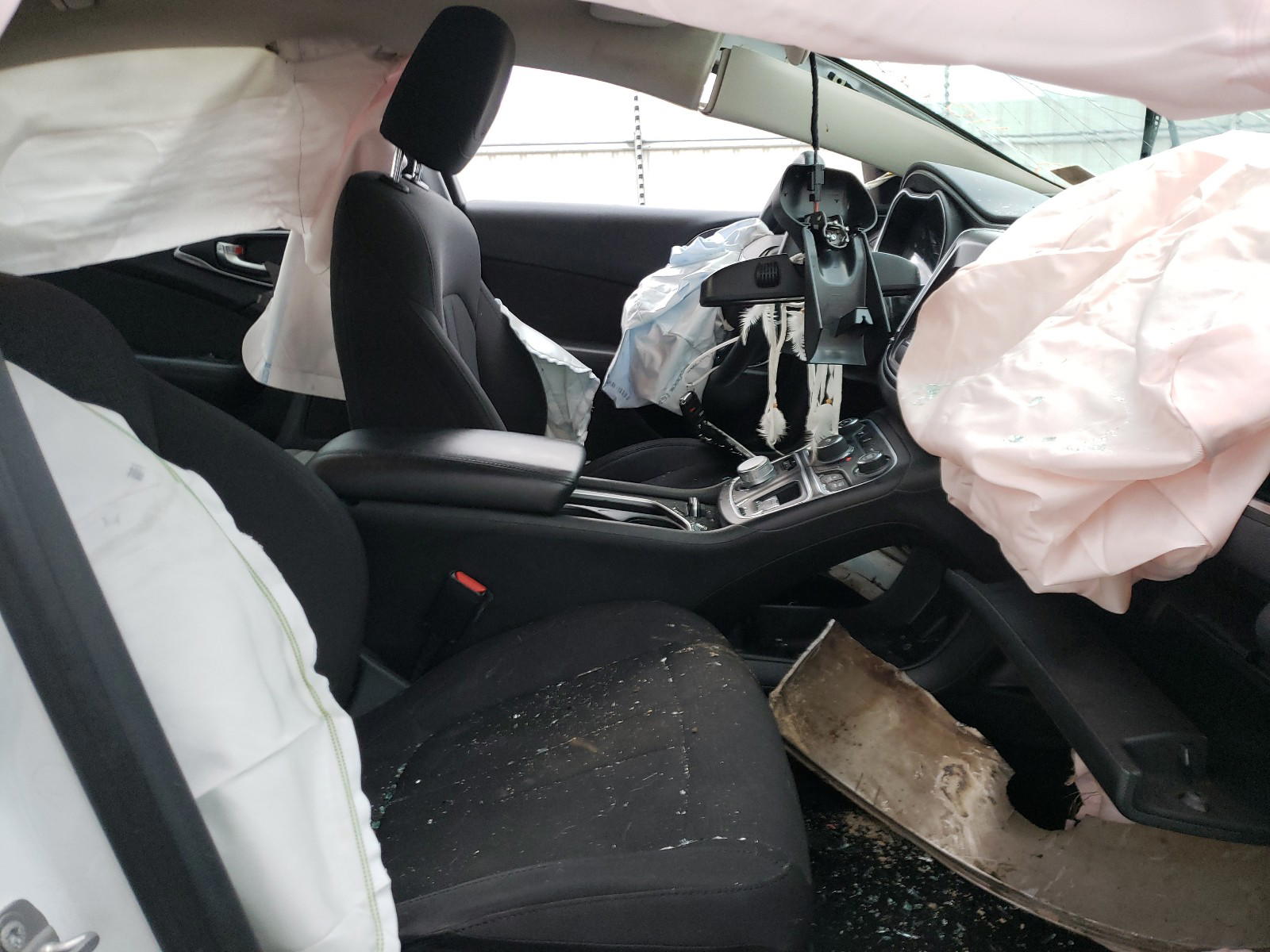 Photo 5 from auction – 2016 CHRYSLER 200 LIMITE with VIN 1C3CCCAB6GN133207