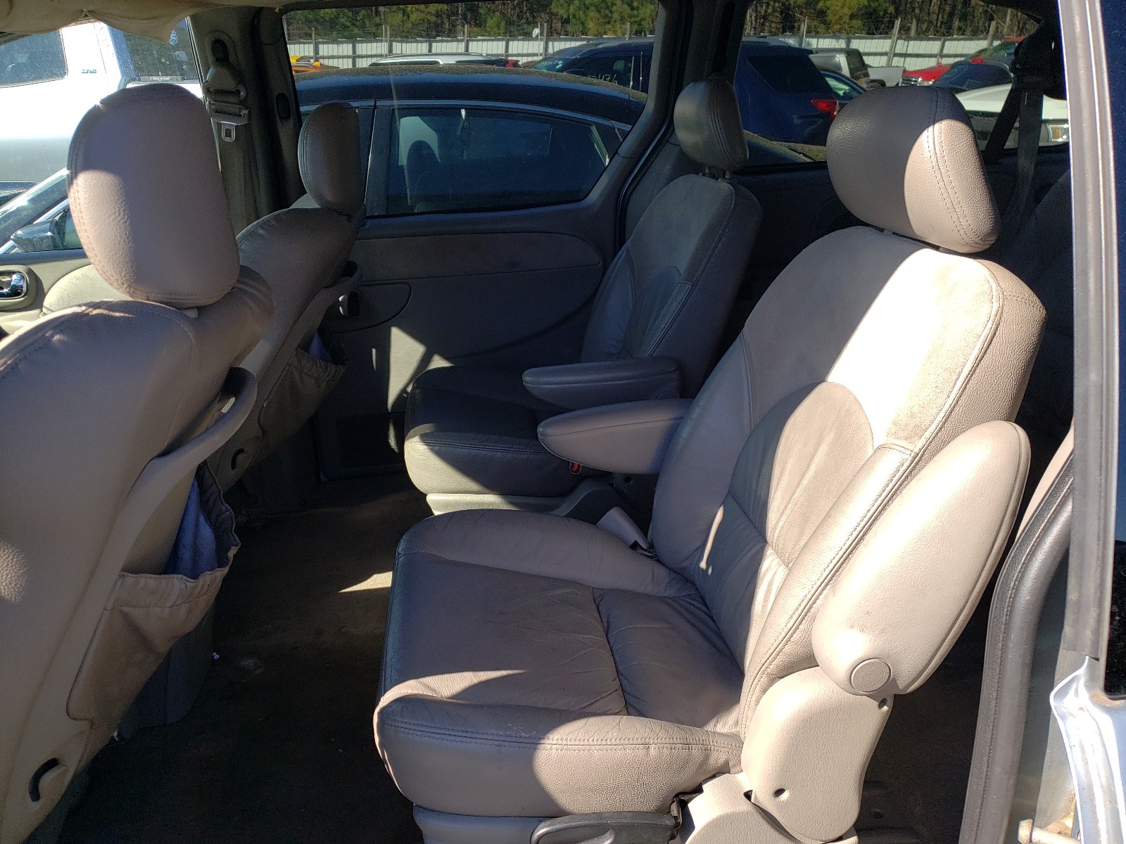 Photo 6 from auction – 2003 CHRYSLER TOWN & COU with VIN 2C8GP64L83R108098