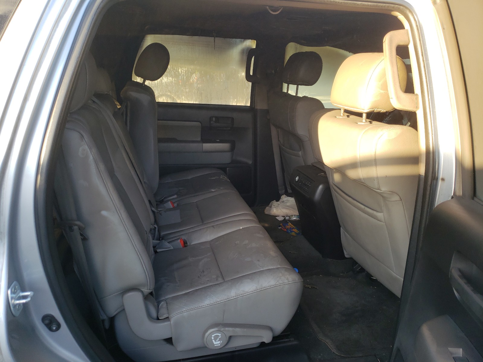 Photo 6 from auction – 2016 TOYOTA SEQUOIA SR with VIN 5TDZY5G13GS065590