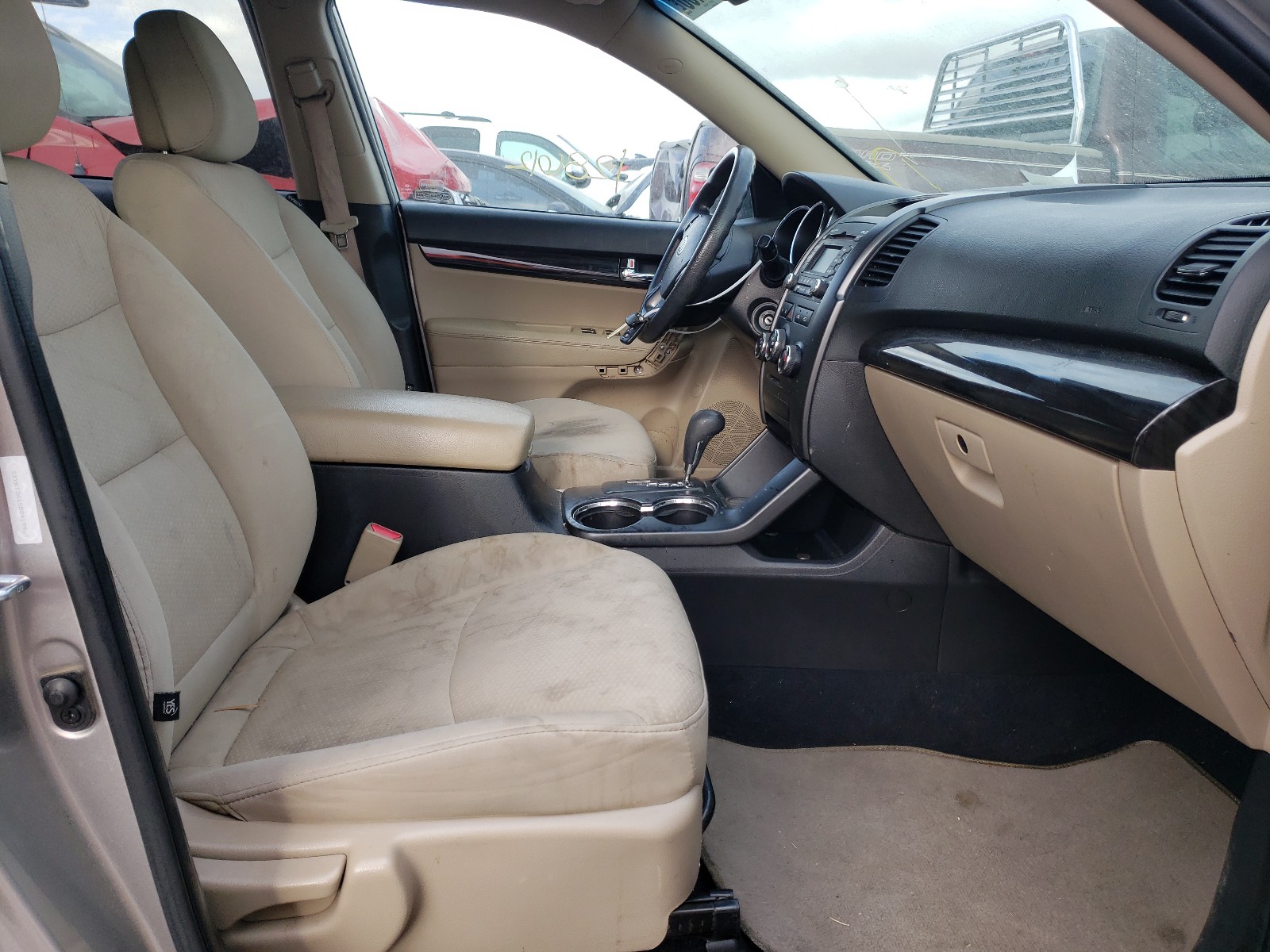 Photo 5 from auction – 2013 KIA SORENTO LX with VIN 5XYKT3A15DG419969