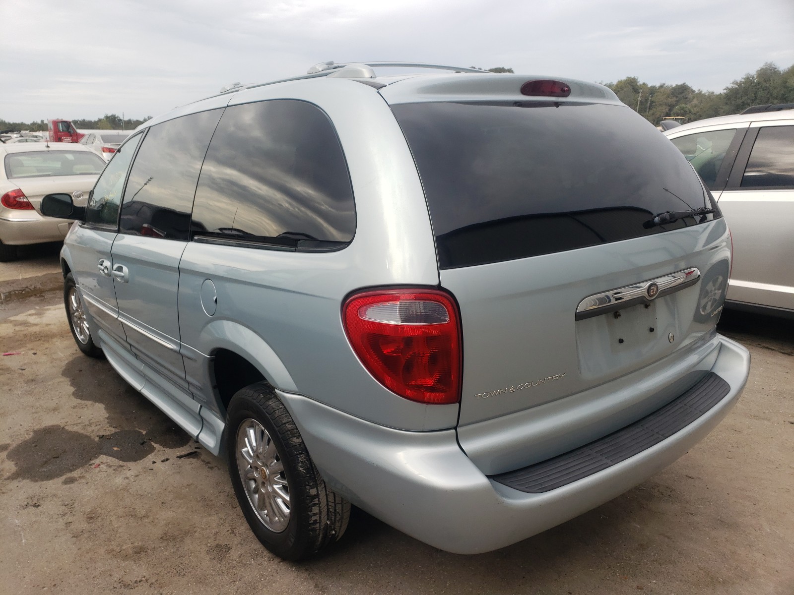 Photo 3 from auction – 2002 CHRYSLER TOWN & COU with VIN 2C8GP64L52R675206
