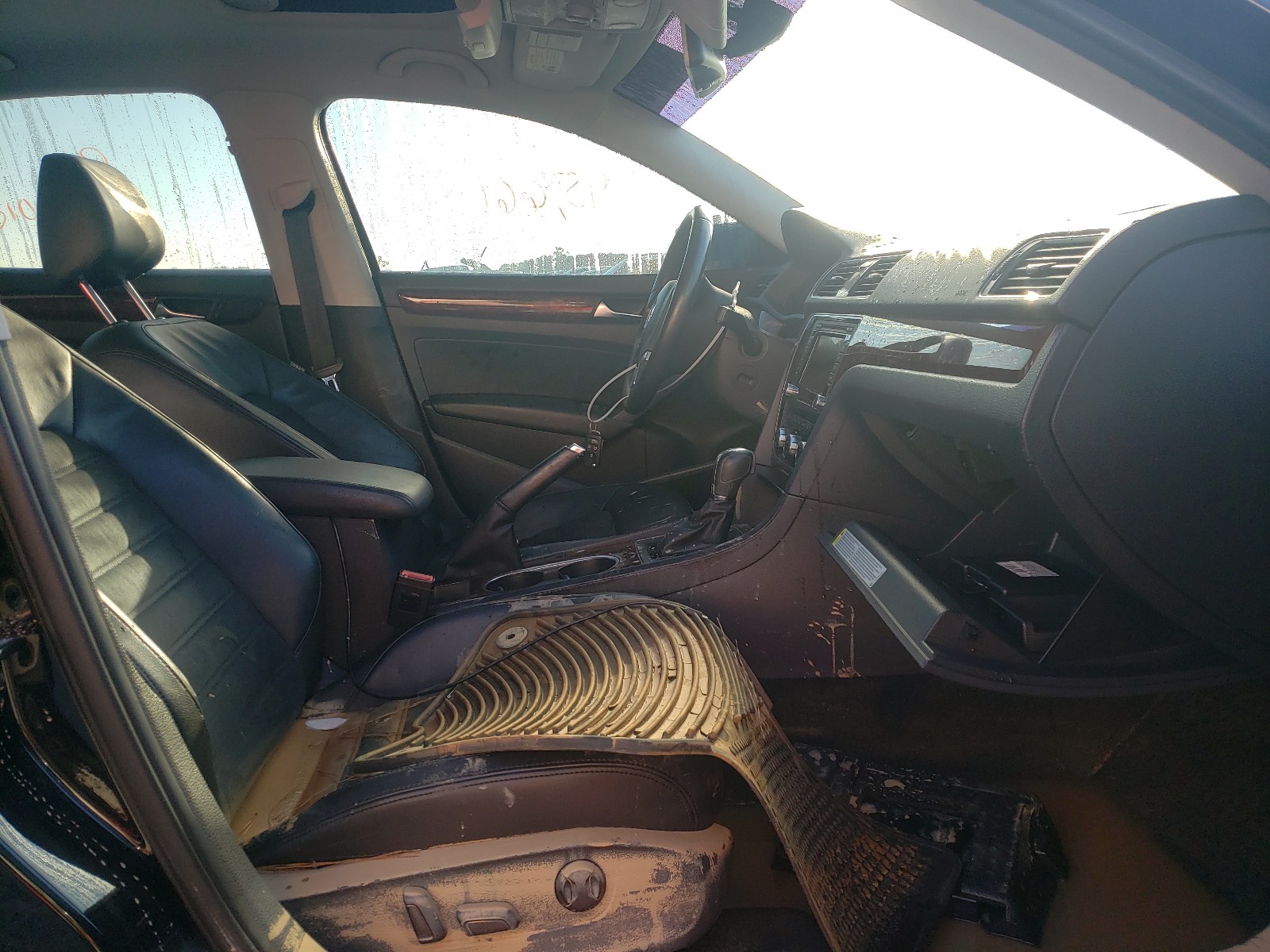 Photo 5 from auction – 2013 VOLKSWAGEN PASSAT SEL with VIN 1VWCP7A38DC066405