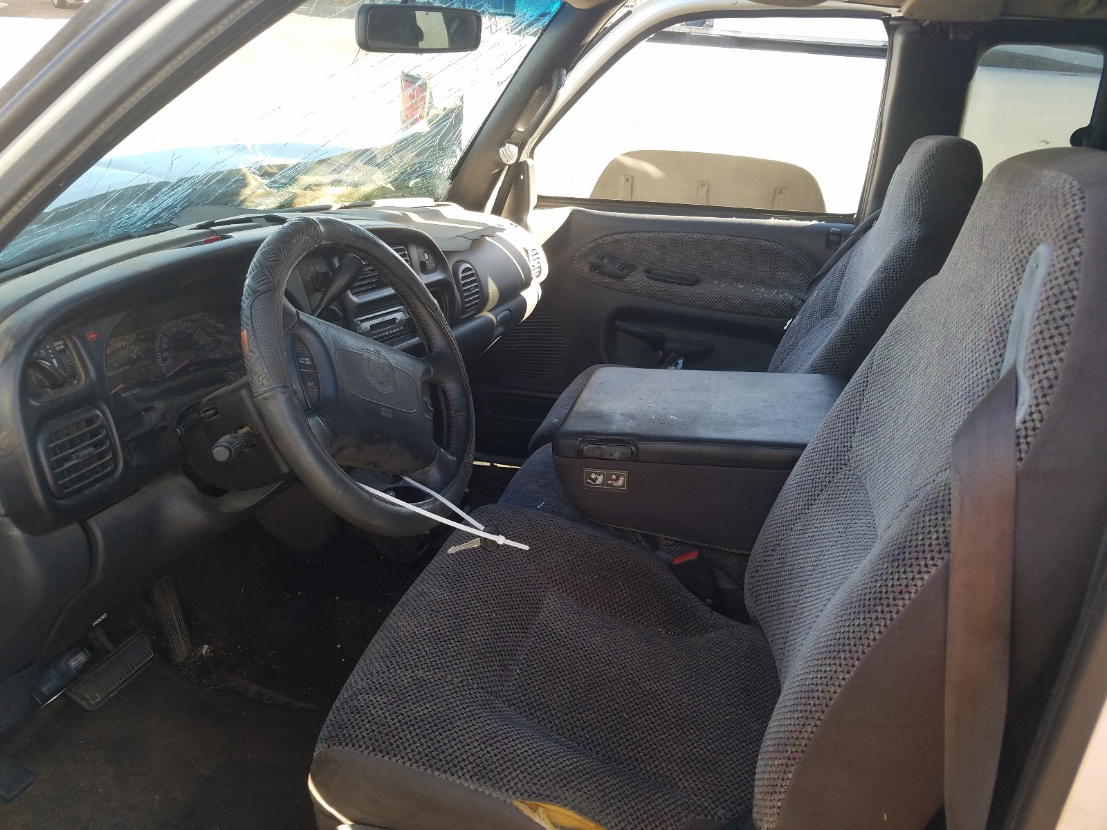 Photo 5 from auction – 1999 DODGE RAM 2500 with VIN 3B7KC236XXG112869