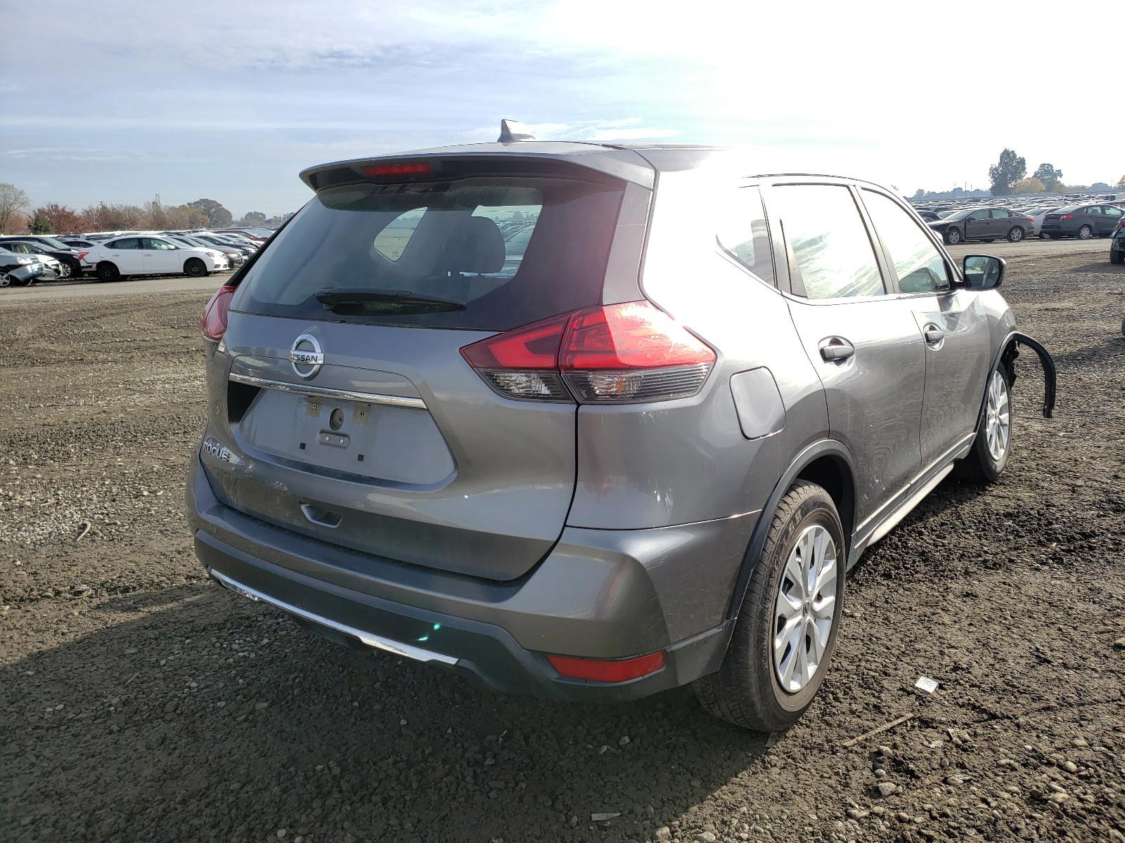 Photo 4 from auction – 2017 NISSAN ROGUE S with VIN KNMAT2MTXHP530040