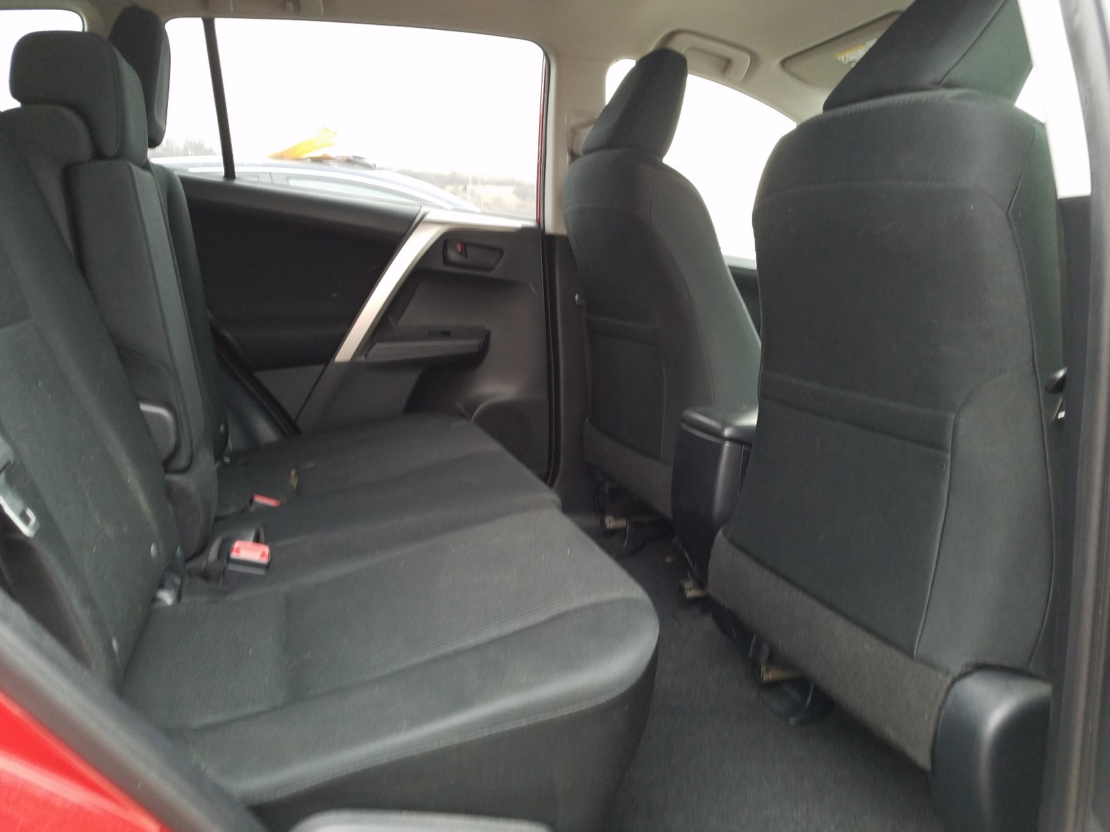Photo 6 from auction – 2015 TOYOTA RAV4 LE with VIN JTMZFREV6FJ056493