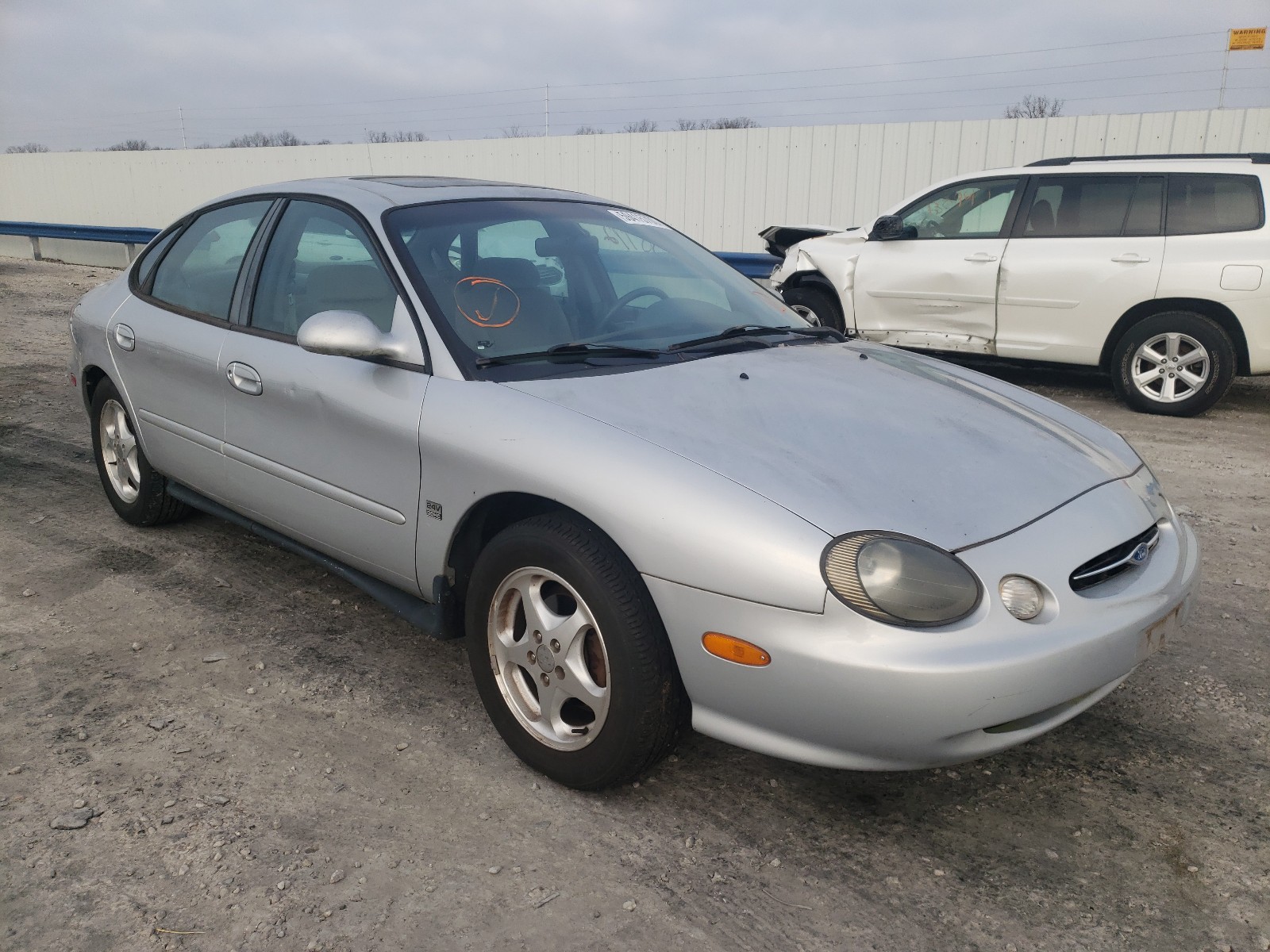 FORD TAURUS SE 1999 with VIN 1FAFP53S1XG327756 - Photo from auction