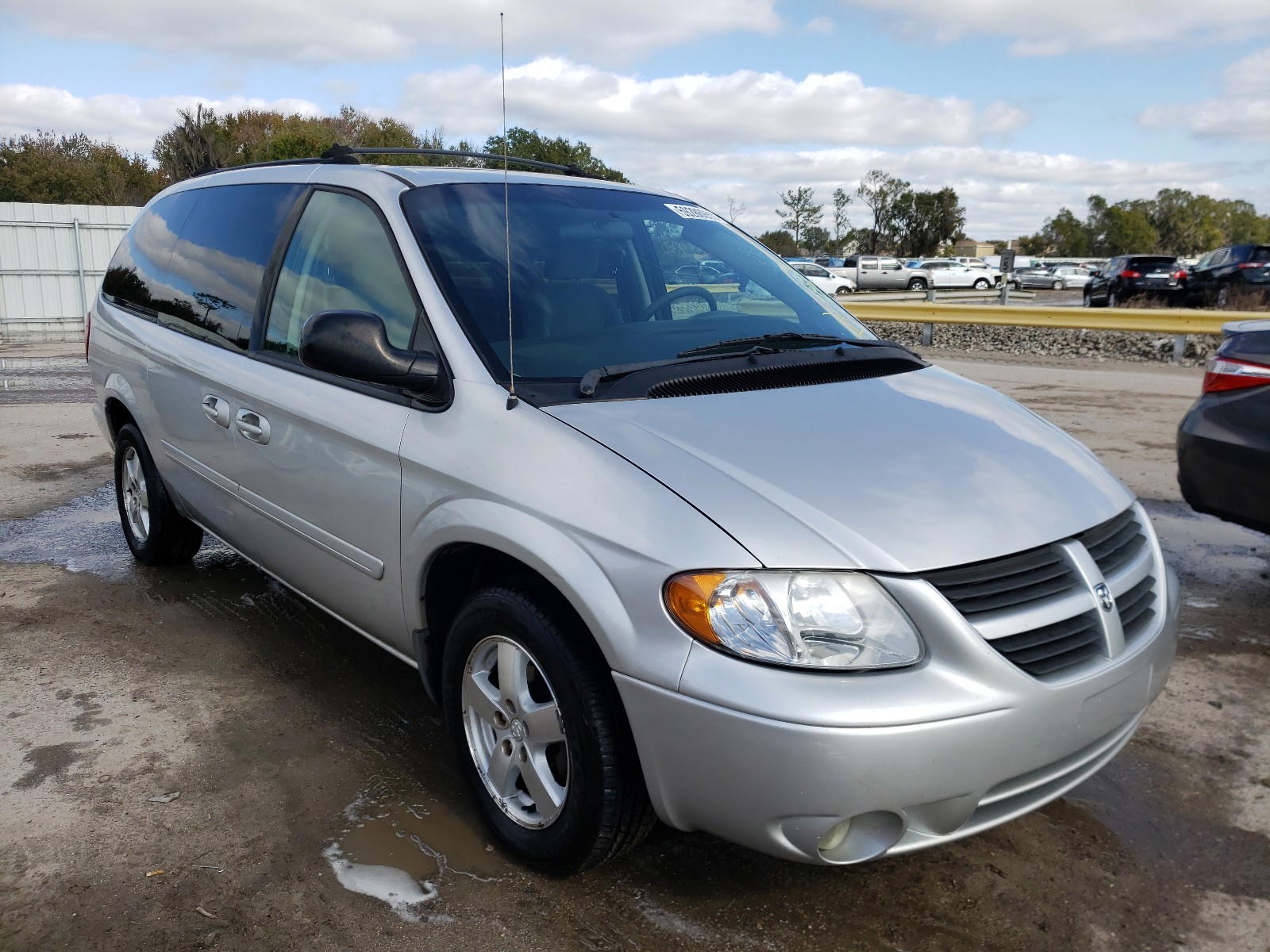 DODGE GRAND CARA 2005 with VIN 2D4GP44L65R225478 - Photo from auction