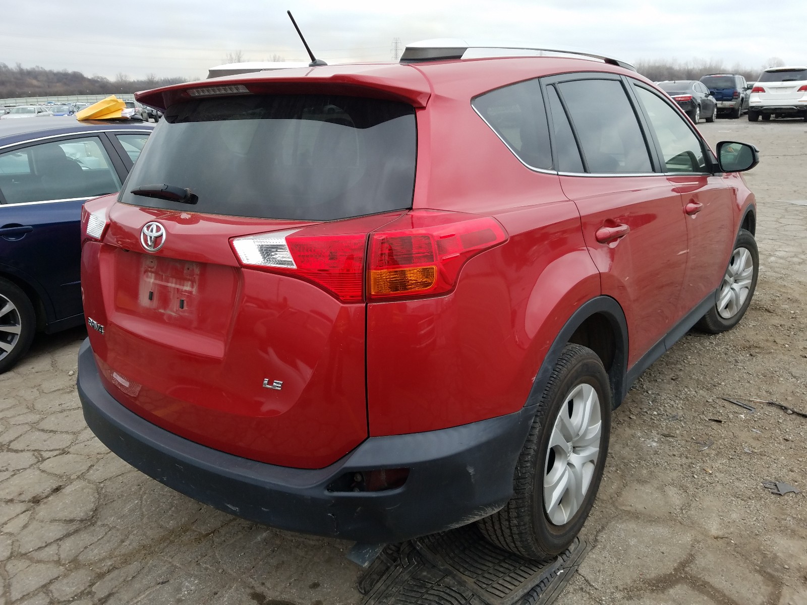 Photo 4 from auction – 2015 TOYOTA RAV4 LE with VIN JTMZFREV6FJ056493
